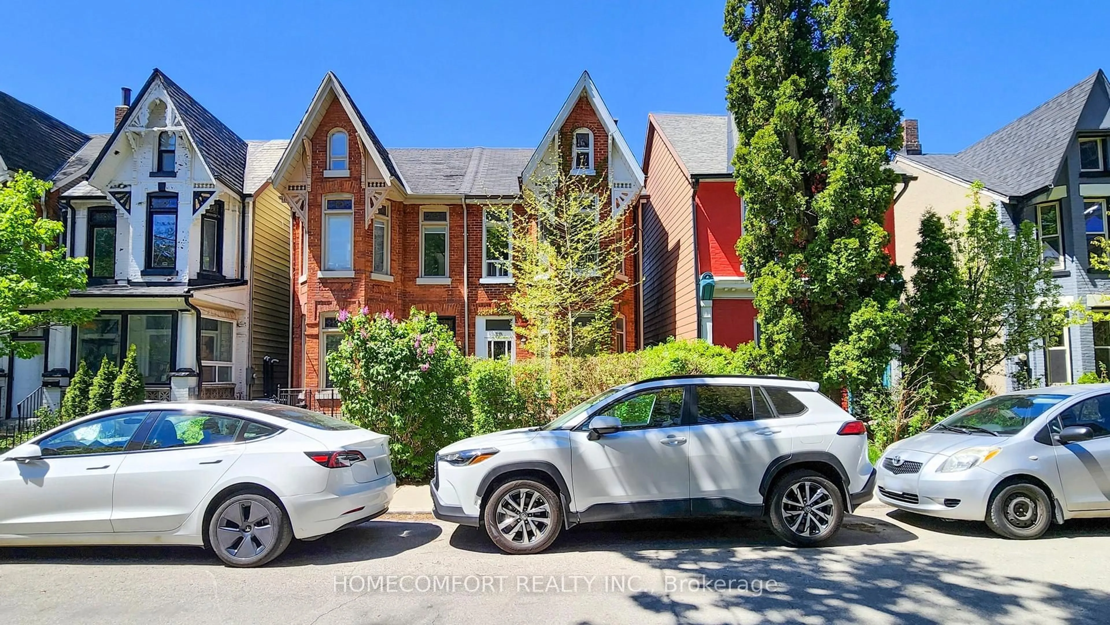 A pic from outside/outdoor area/front of a property/back of a property/a pic from drone, street for 230 Robert St, Toronto Ontario M5S 2K7