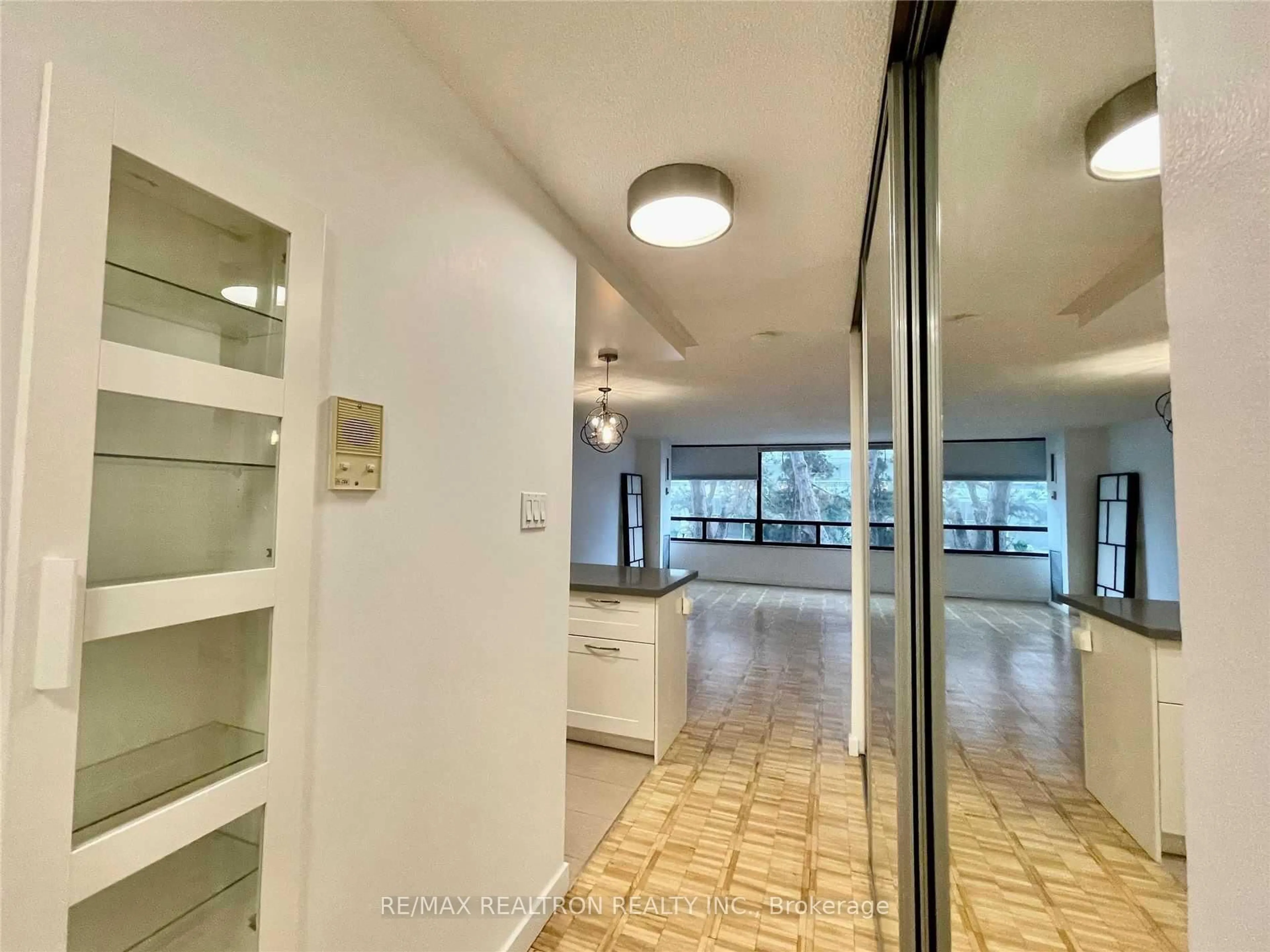 Indoor foyer for 22 Shallmar Blvd #206, Toronto Ontario M5N 2Z8