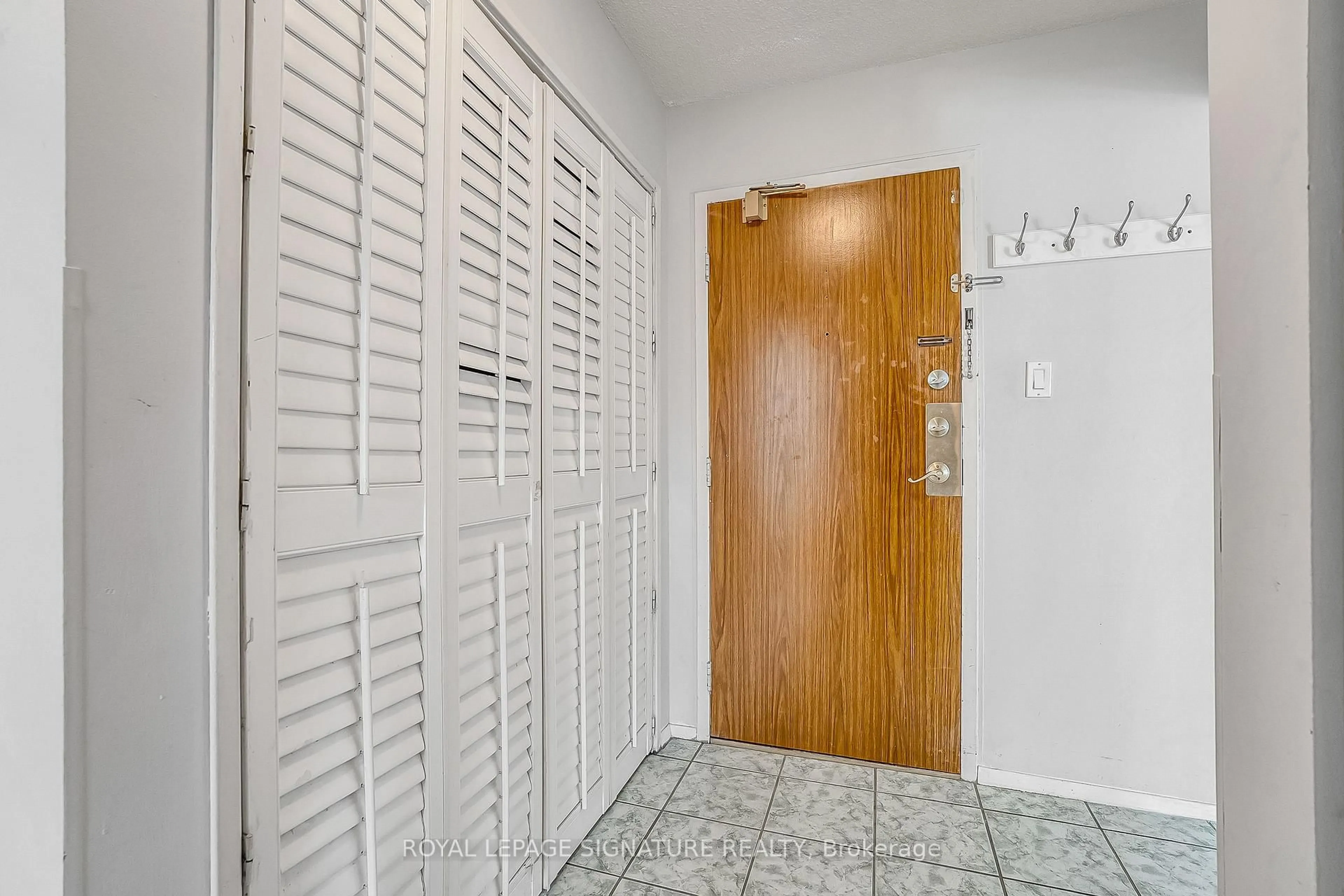 Indoor foyer for 1801 O'connor Dr #405, Toronto Ontario M4A 2P8