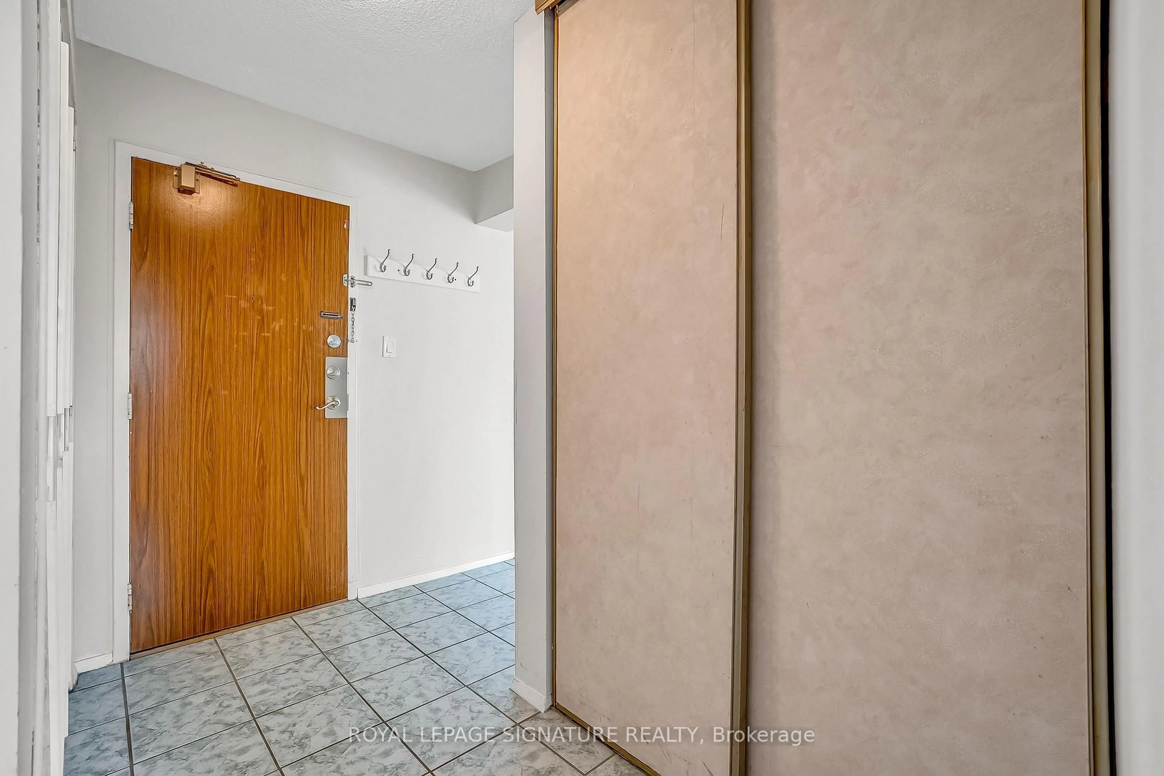 Indoor foyer for 1801 O'connor Dr #405, Toronto Ontario M4A 2P8
