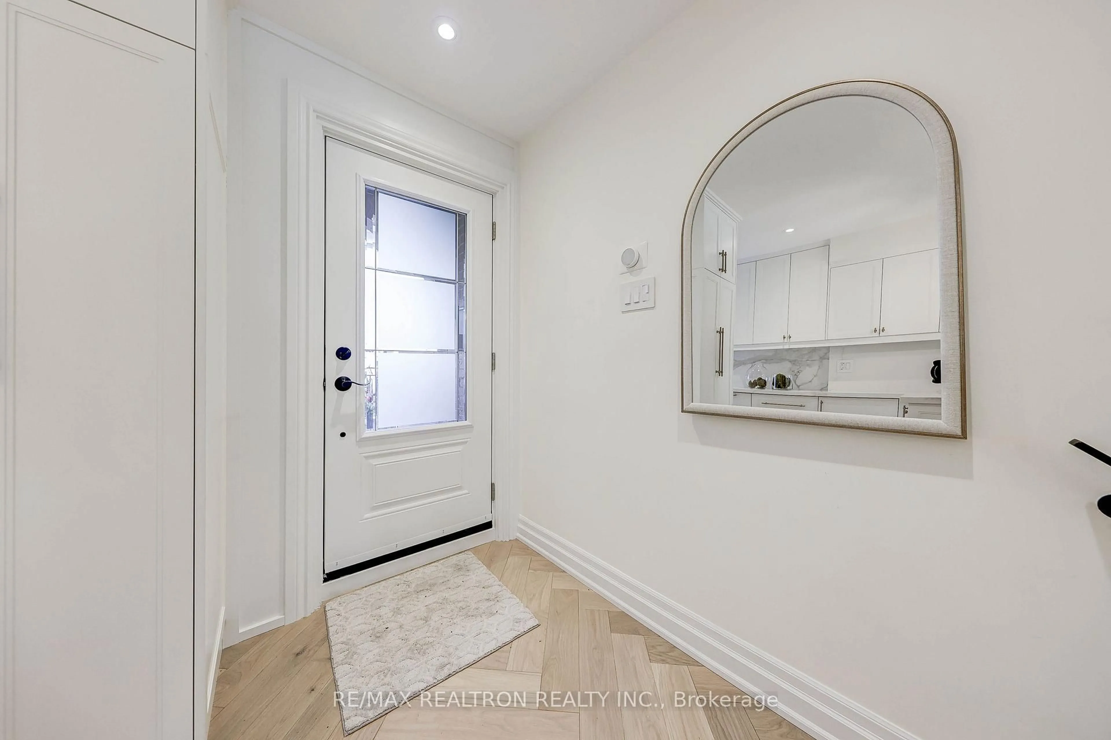 Indoor entryway for 187 Sherwood Ave #B, Toronto Ontario M4P 2A9