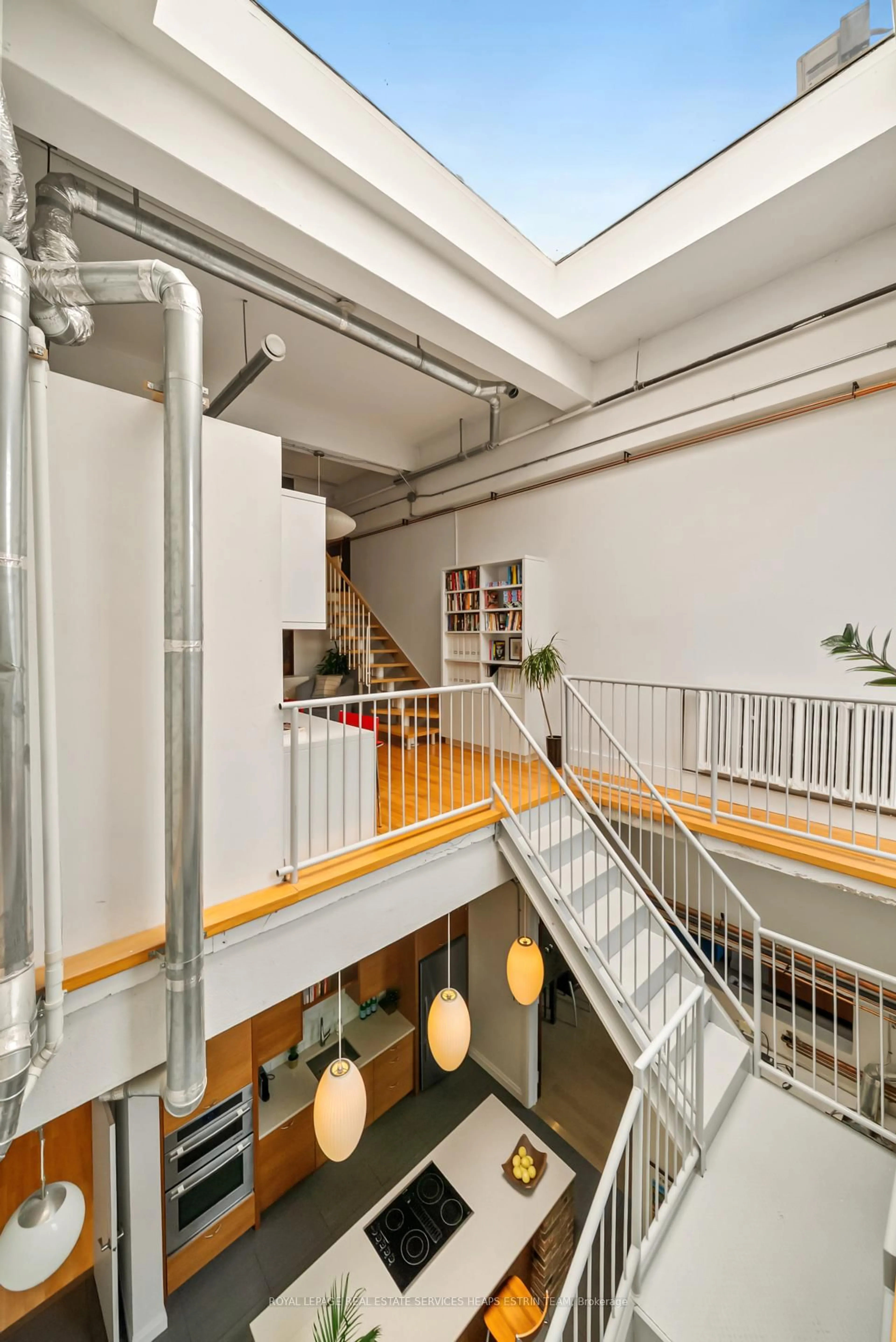 Indoor foyer for 264 Seaton St #205, Toronto Ontario M5A 2T4