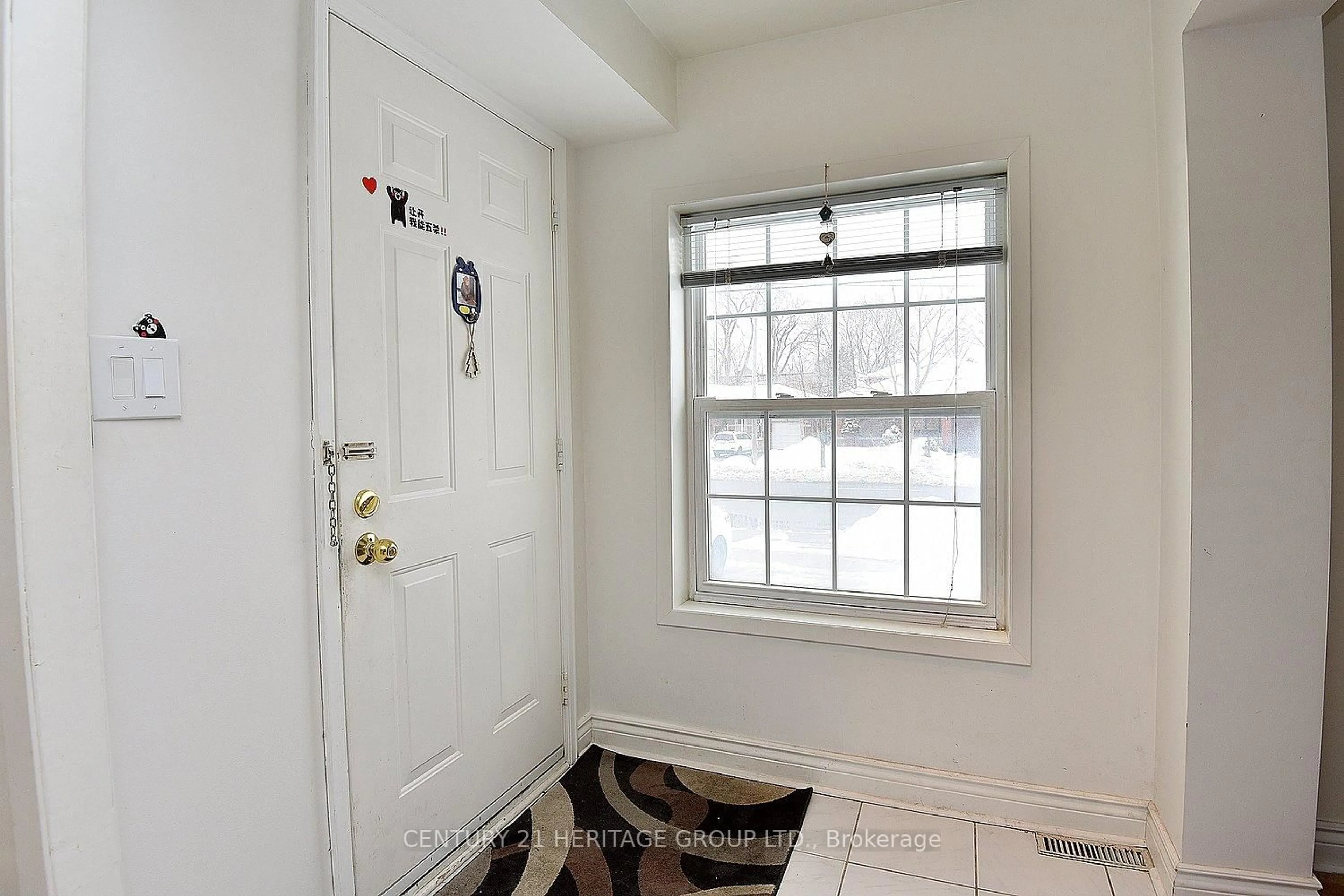 Indoor entryway for 1022 Willowdale Ave, Toronto Ontario M2M 3E1
