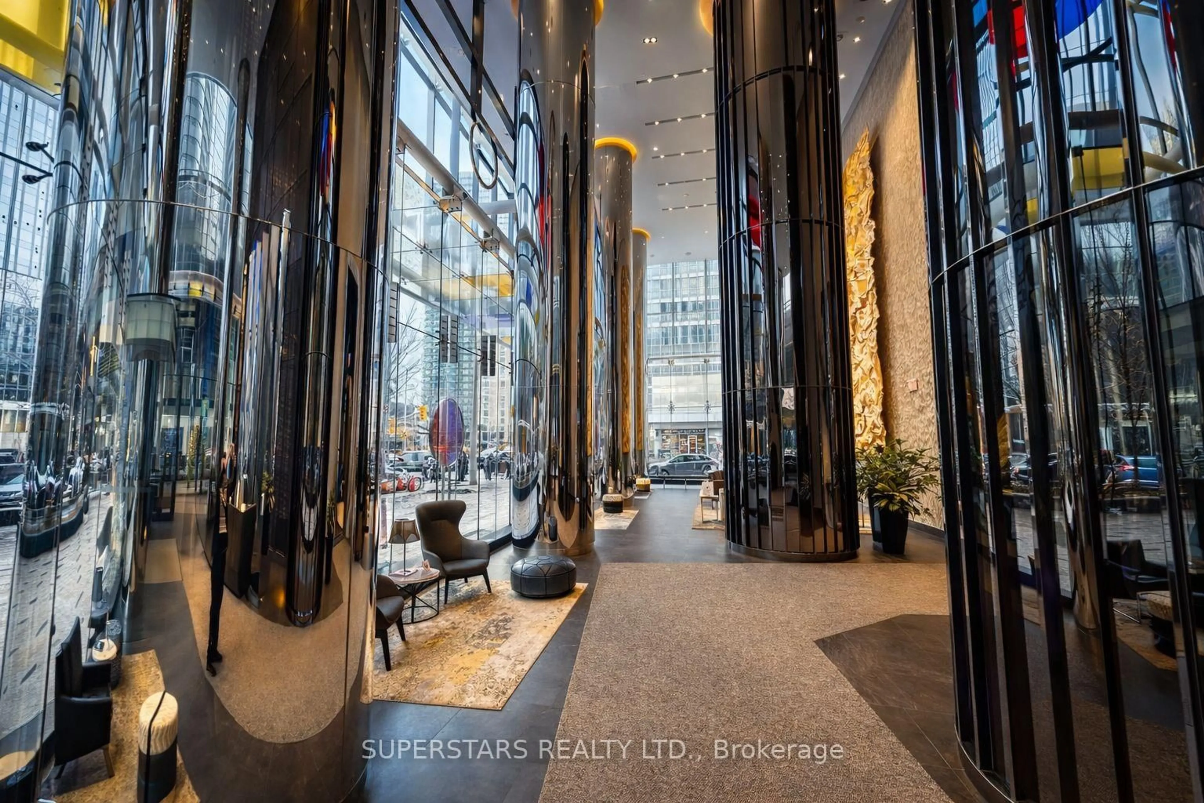 Indoor foyer for 10 York St #4208, Toronto Ontario M5J 0E1