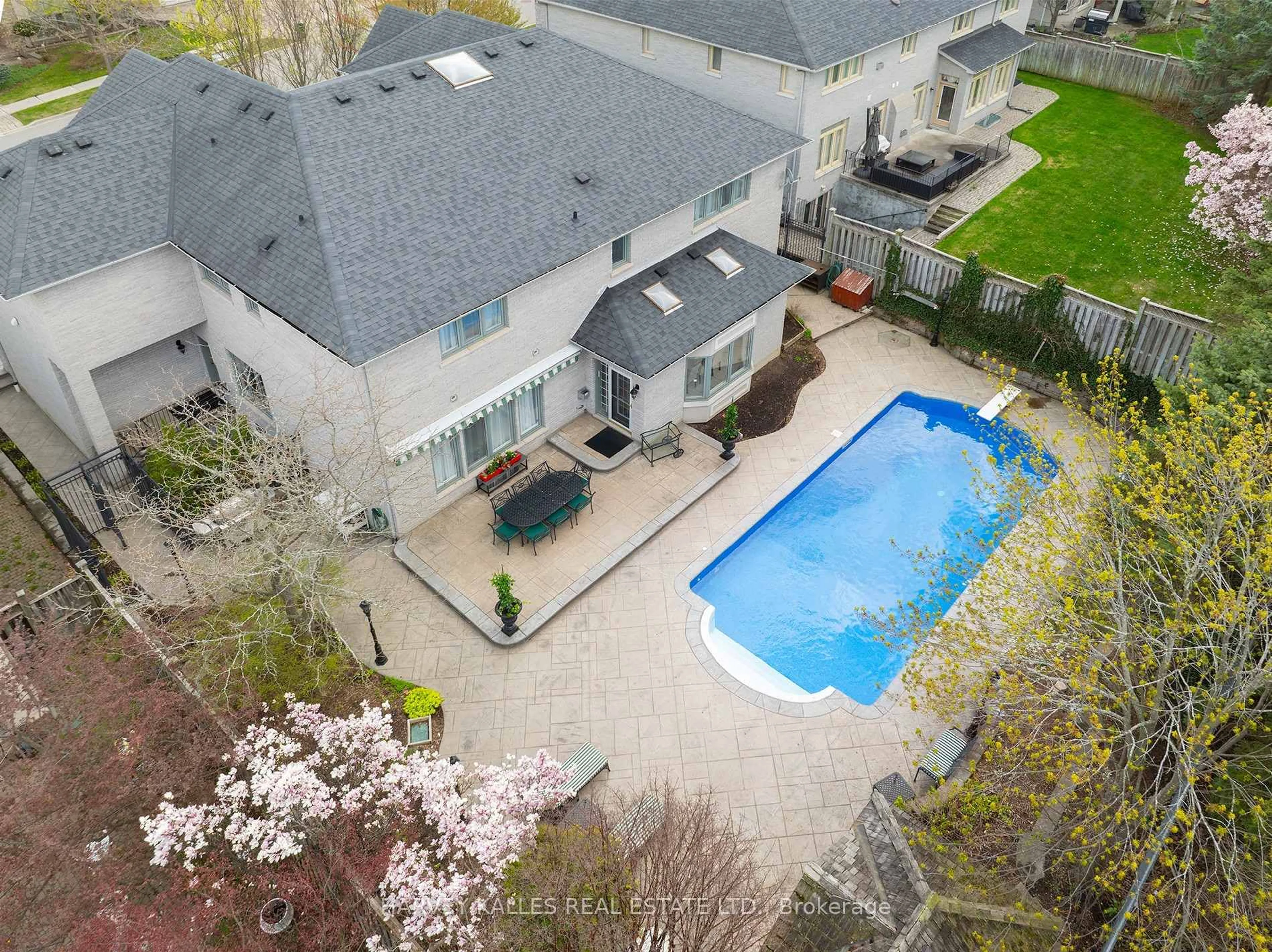 A pic from outside/outdoor area/front of a property/back of a property/a pic from drone, street for 60 Bowan Crt, Toronto Ontario M2K 3A7