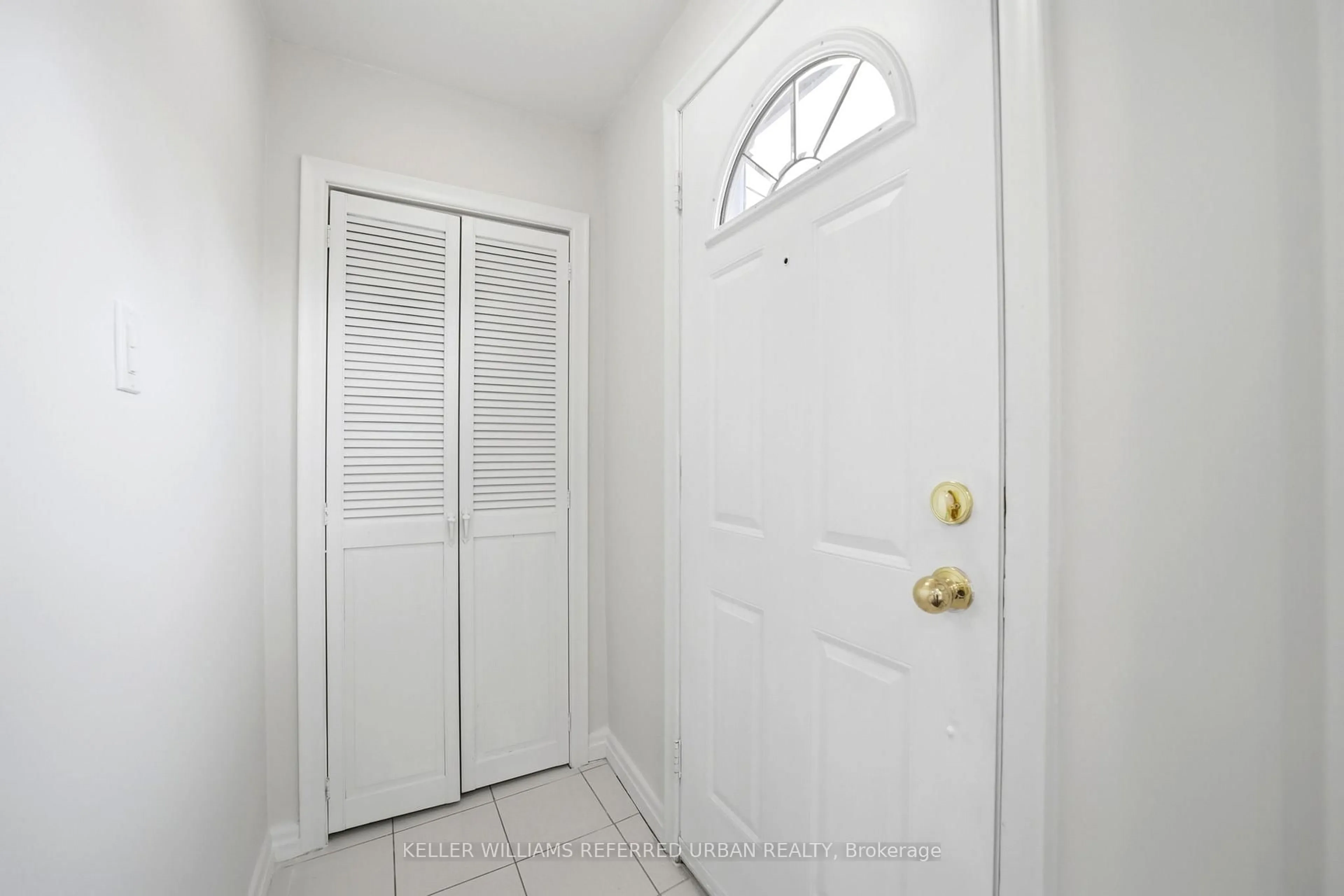 Indoor entryway for 36 Cobden St, Toronto Ontario M2R 1S2