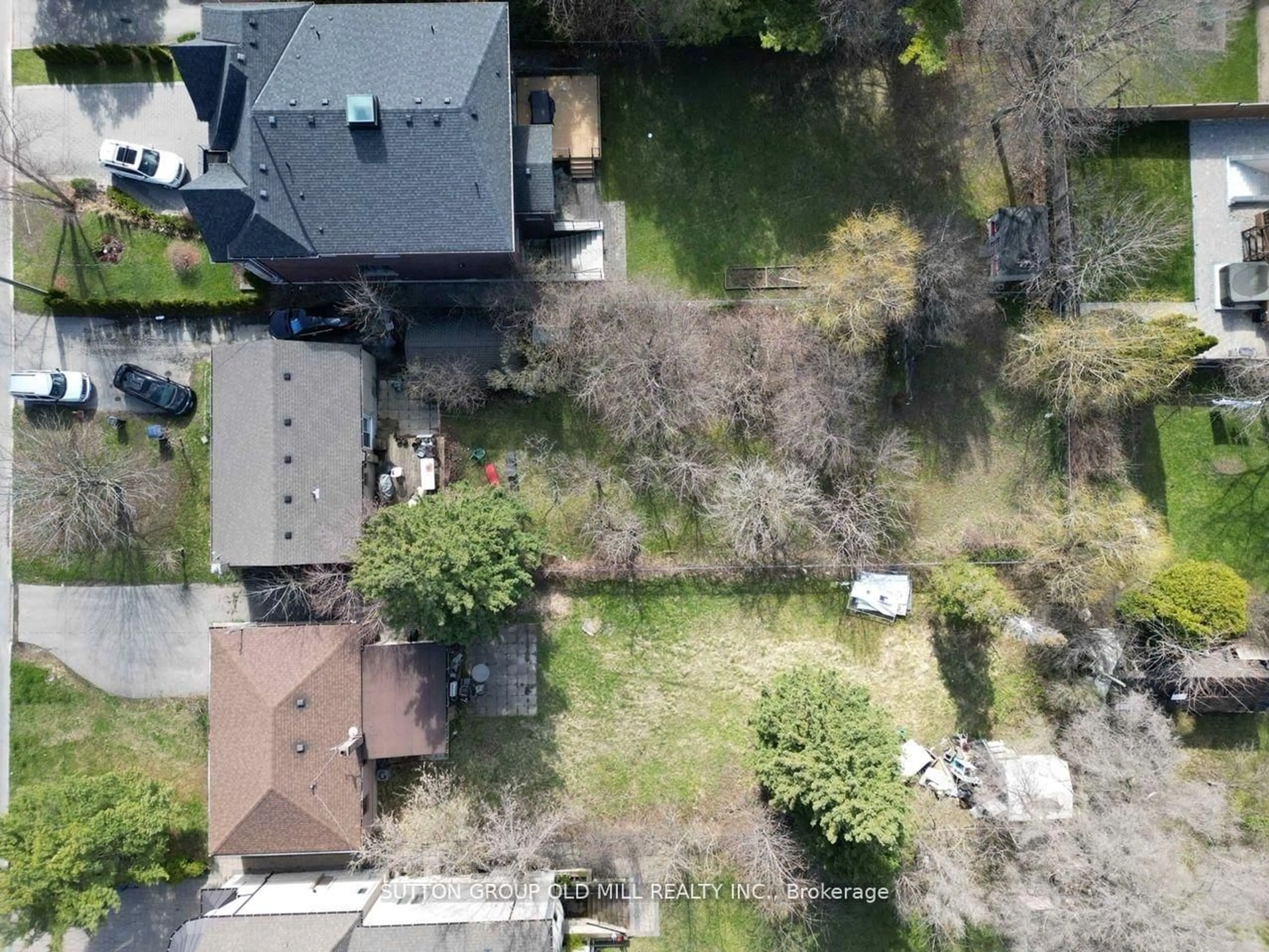 A pic from outside/outdoor area/front of a property/back of a property/a pic from drone, street for 96 Caines Ave, Toronto Ontario M2R 2L3