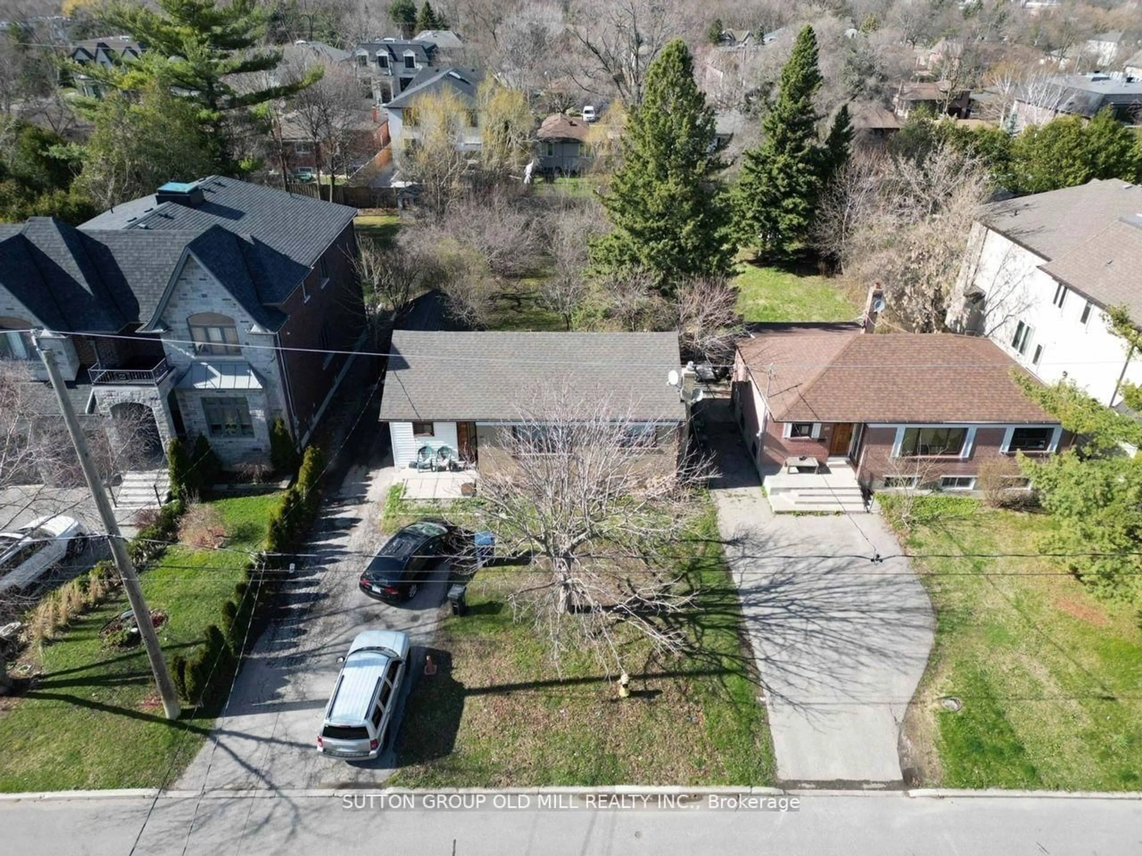 A pic from outside/outdoor area/front of a property/back of a property/a pic from drone, street for 96 Caines Ave, Toronto Ontario M2R 2L3
