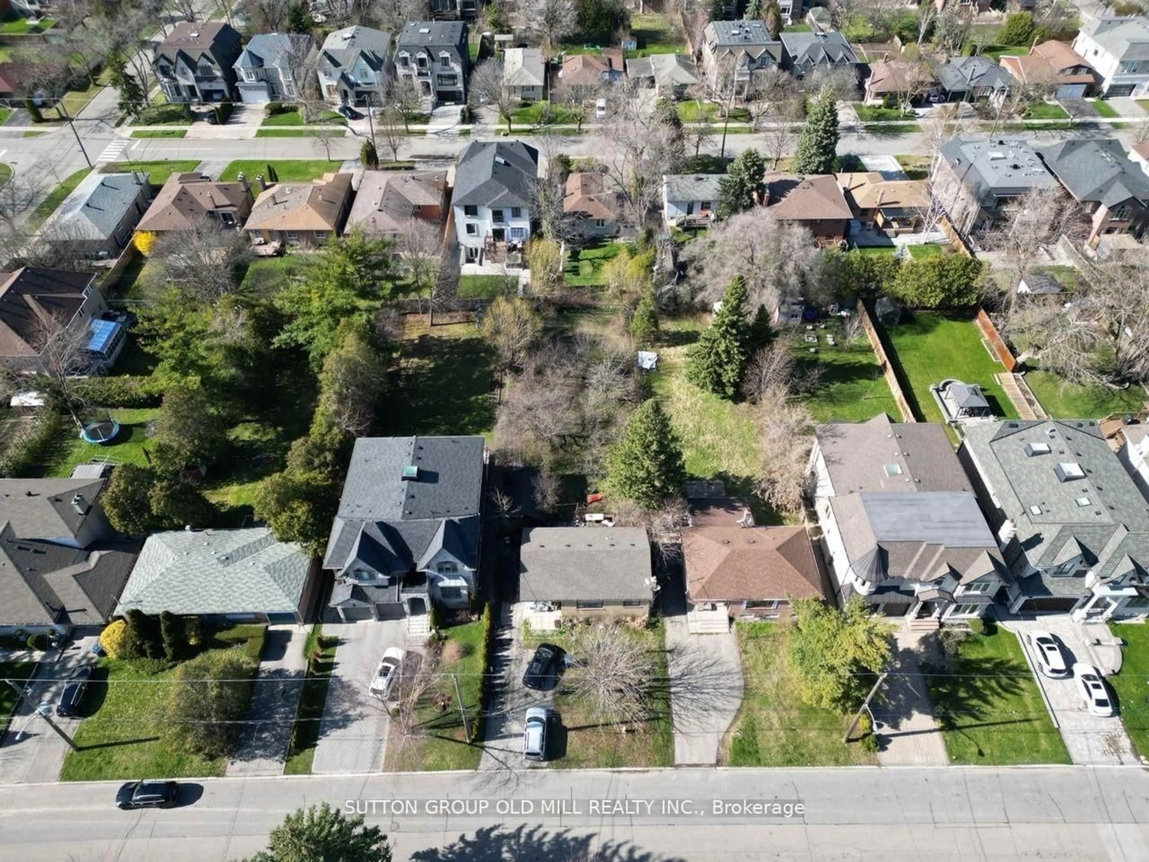 A pic from outside/outdoor area/front of a property/back of a property/a pic from drone, street for 96 Caines Ave, Toronto Ontario M2R 2L3