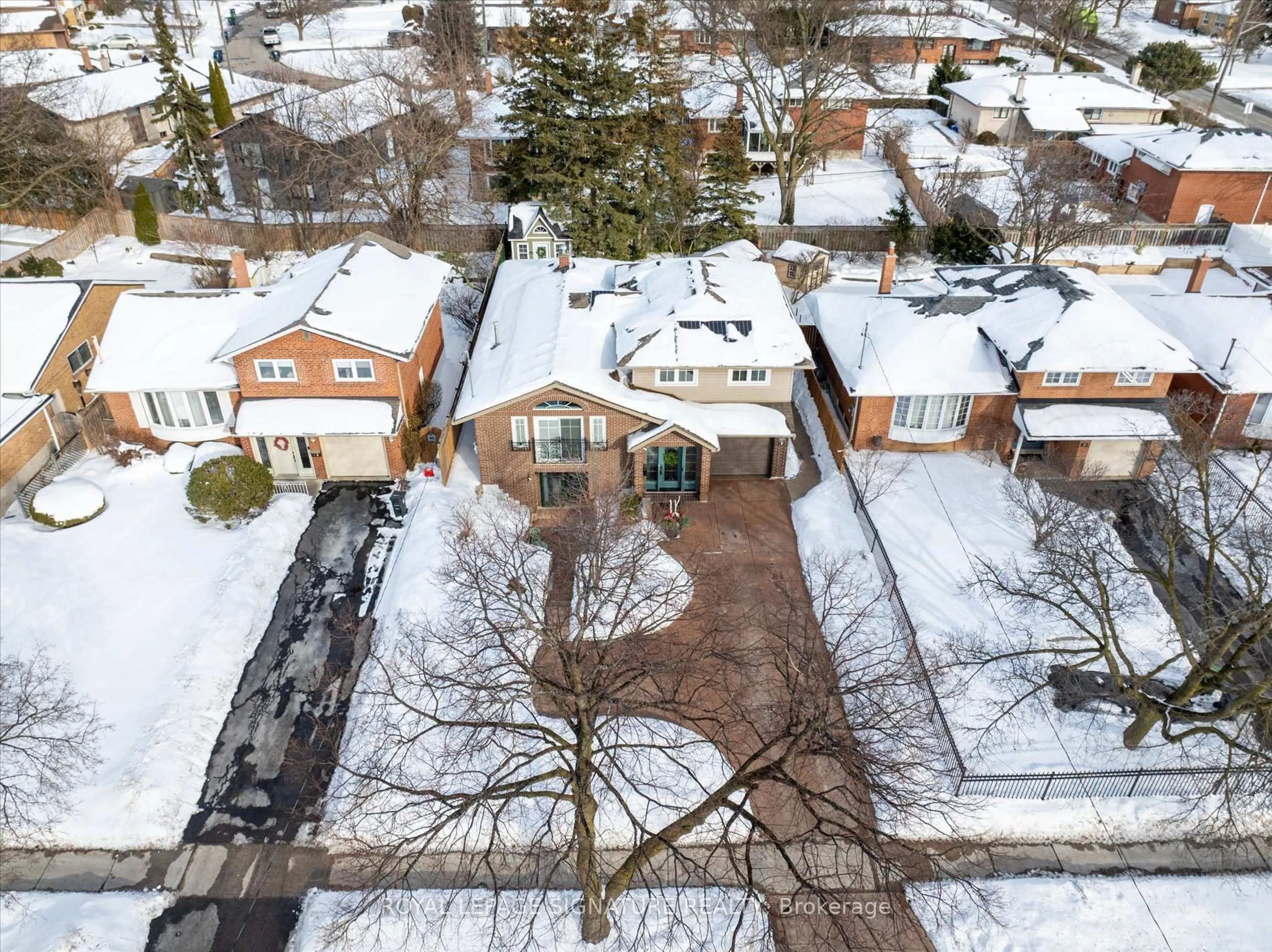 A pic from outside/outdoor area/front of a property/back of a property/a pic from drone, street for 185 Sloane Ave, Toronto Ontario M4A 2C5