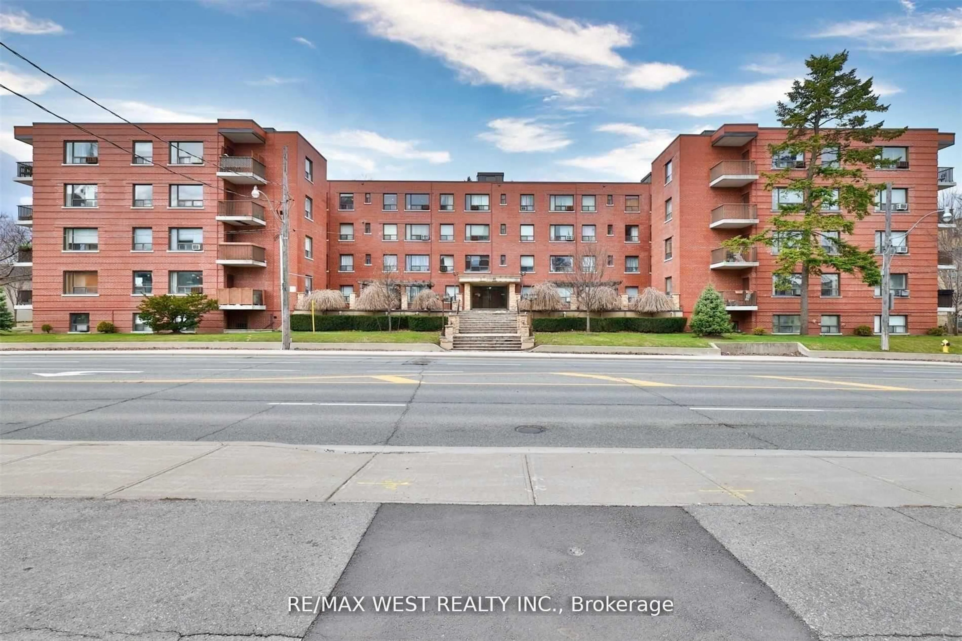 A pic from outside/outdoor area/front of a property/back of a property/a pic from drone, street for 2550 Bathurst St #205, Toronto Ontario M6B 2Z2