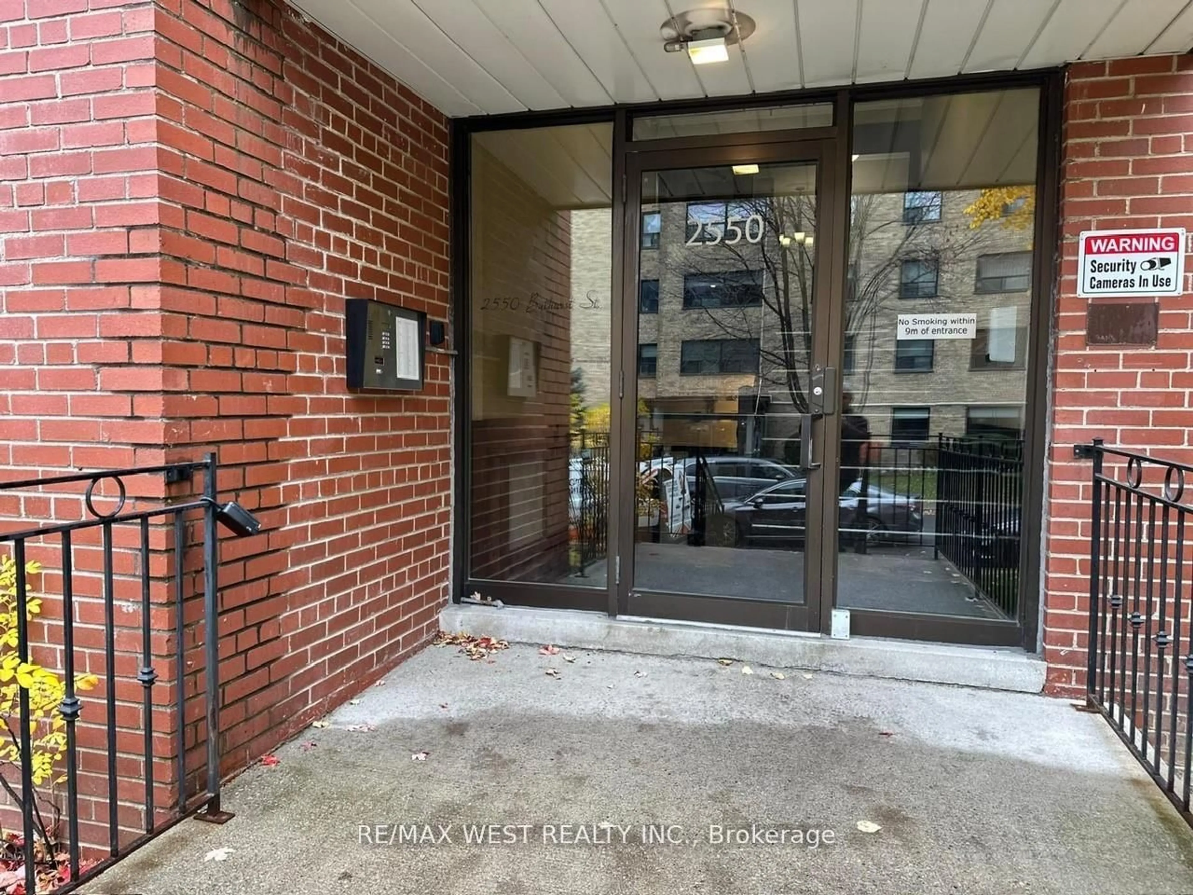 Indoor foyer for 2550 Bathurst St #205, Toronto Ontario M6B 2Z2