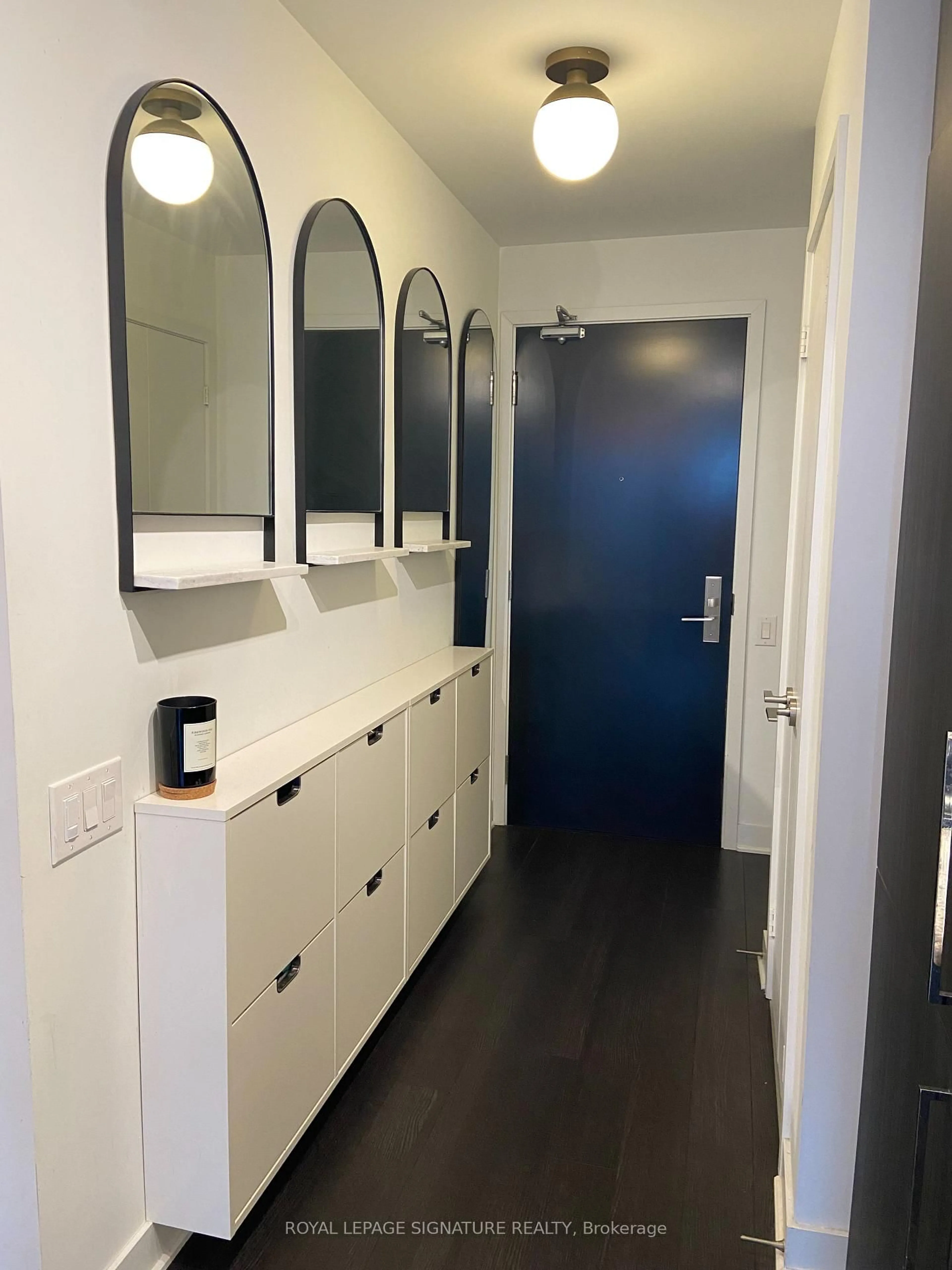 Indoor entryway for 290 Adelaide St #1902, Toronto Ontario M5V 0P3