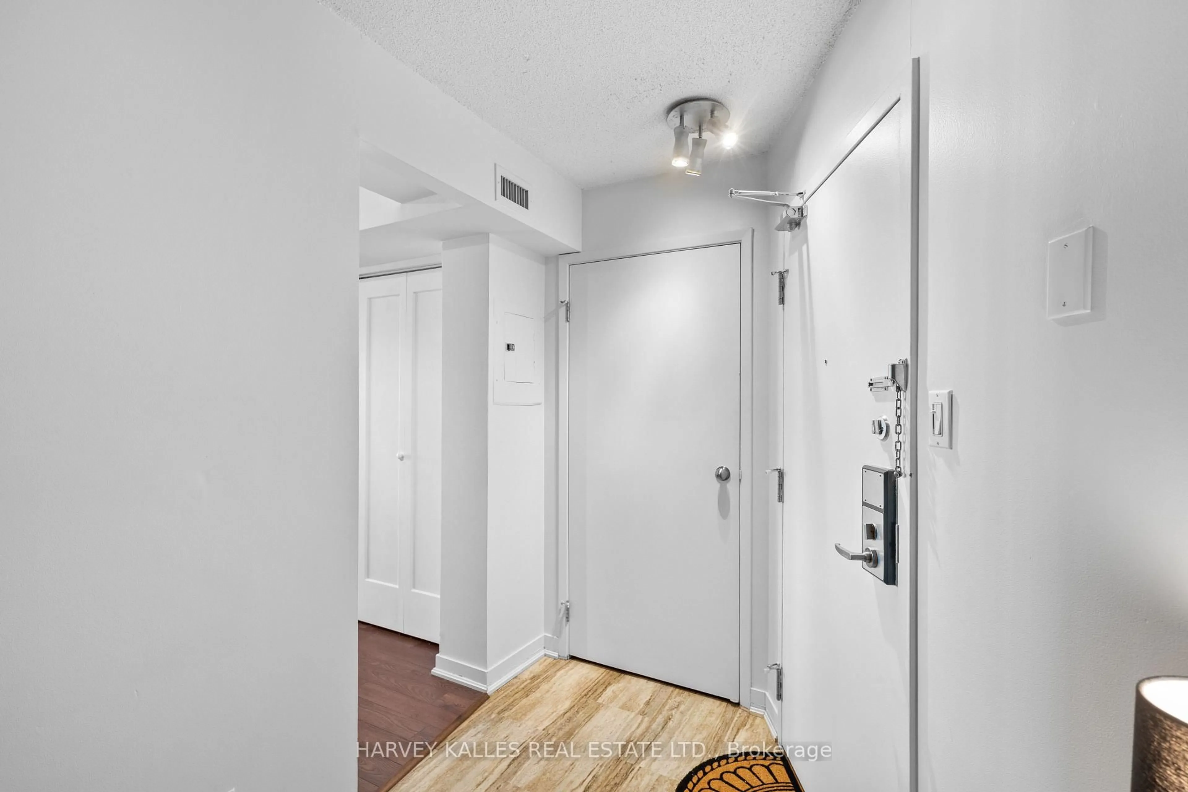 Indoor entryway for 650 Queens Quay #803, Toronto Ontario M5V 3N2