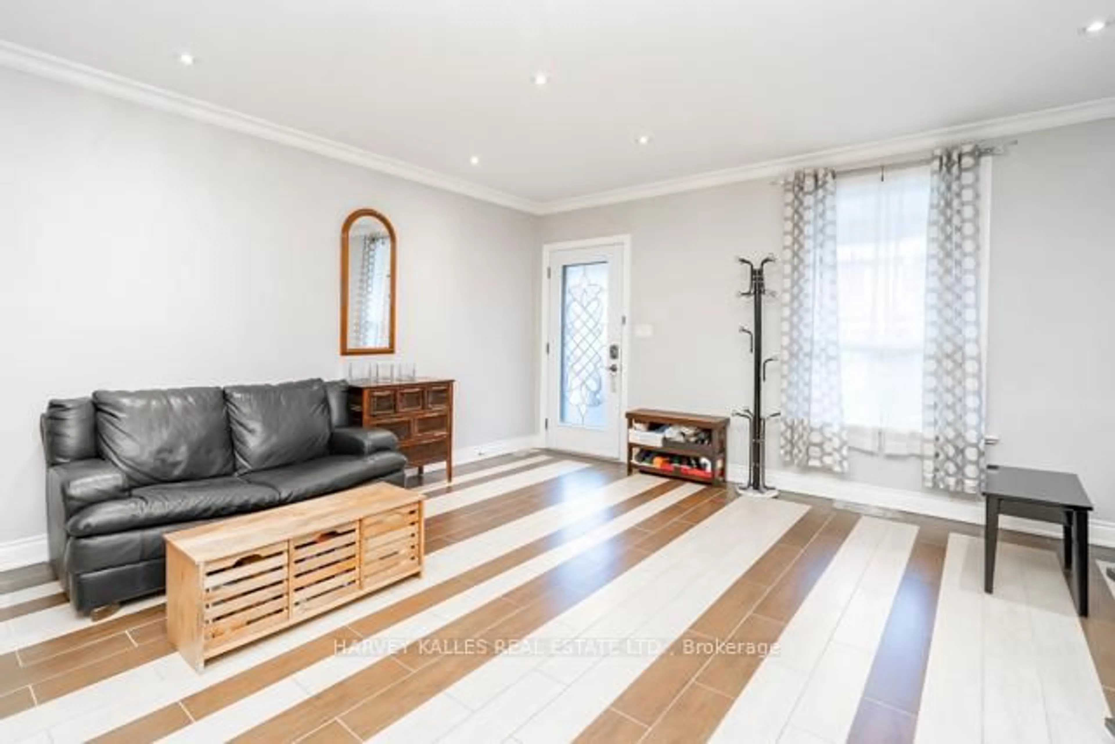 Living room with furniture, wood/laminate floor for 132 Bellwoods Ave, Toronto Ontario M6J 2P4