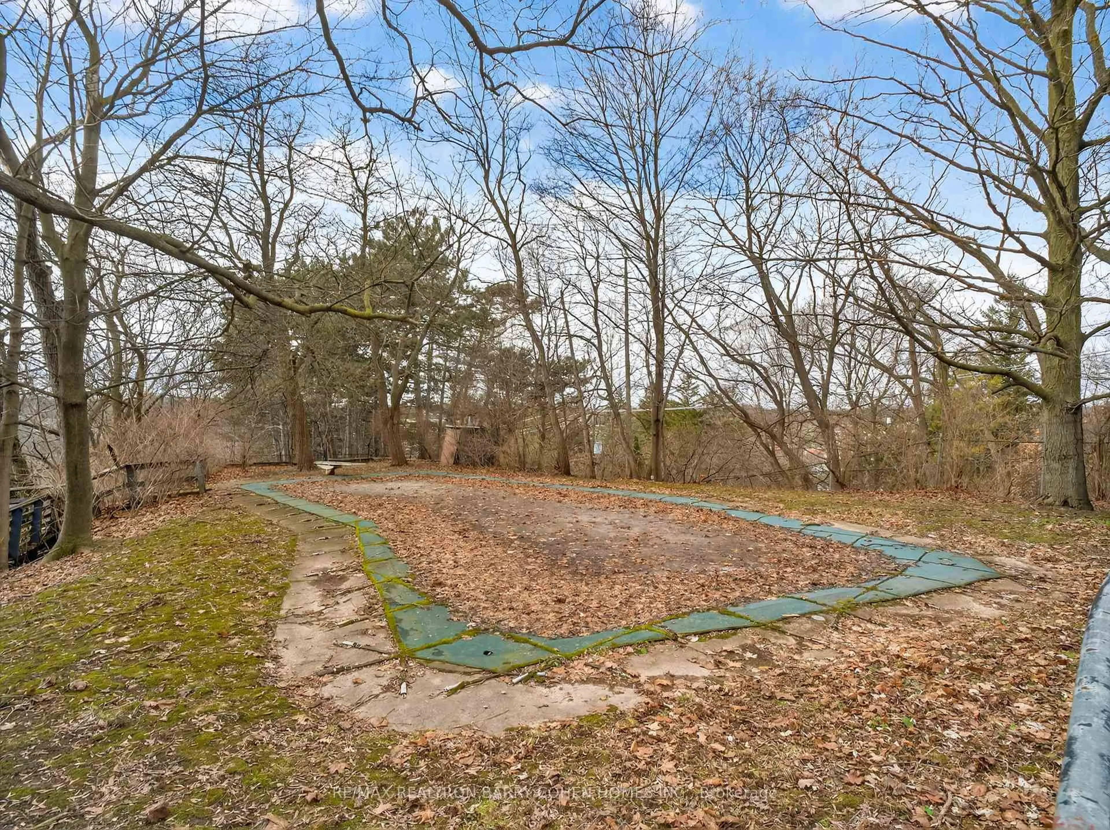 Patio, forest/trees view for 27 Old Yonge St, Toronto Ontario M2P 1P6