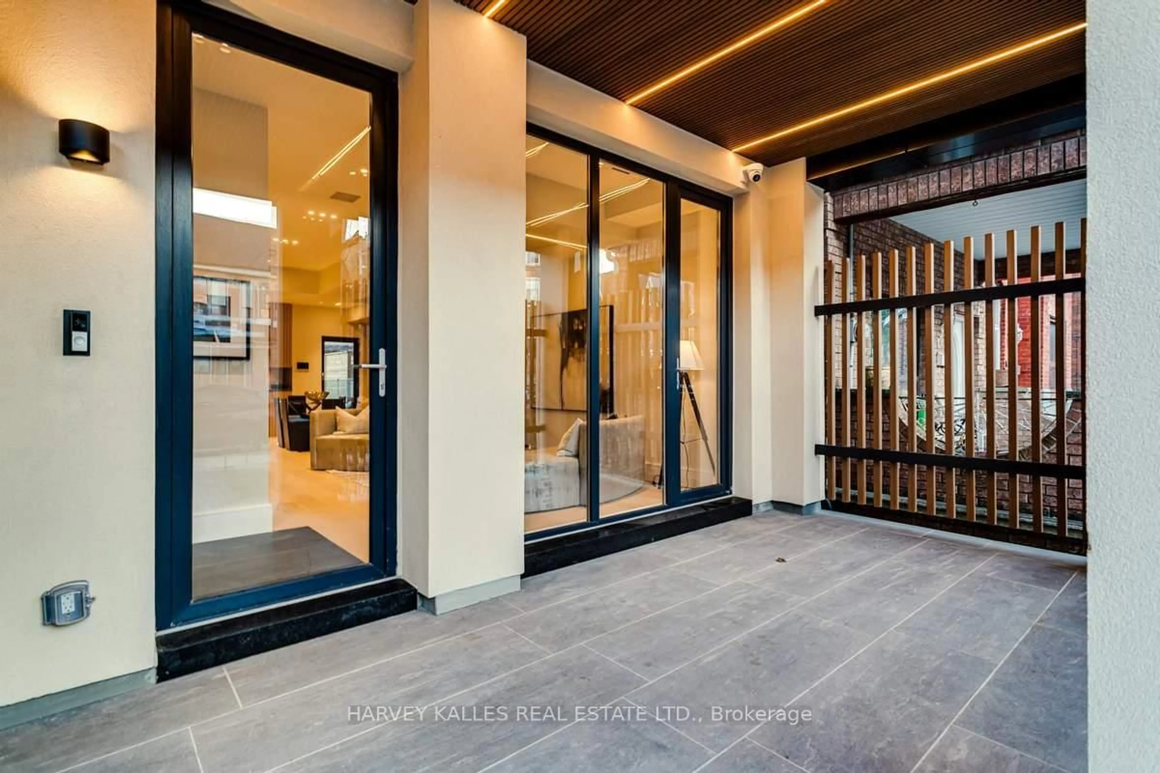 Indoor foyer for 179 Palmerston Ave, Toronto Ontario M6J 2J3