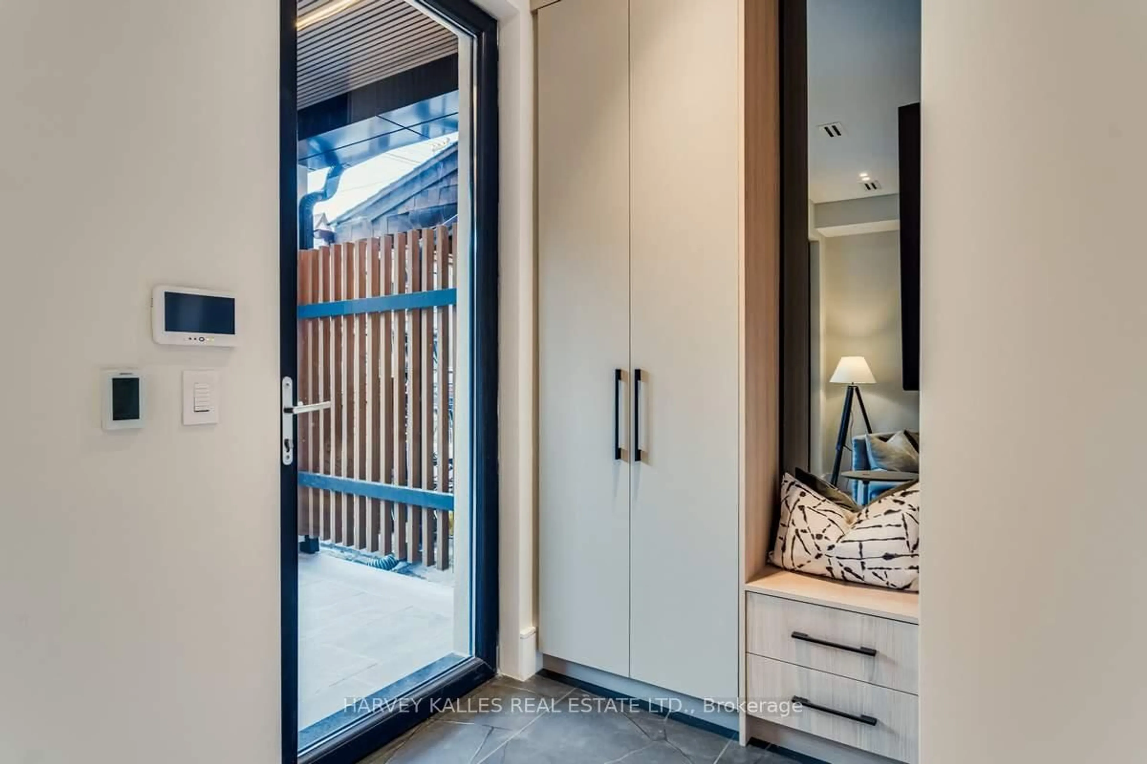 Indoor entryway for 179 Palmerston Ave, Toronto Ontario M6J 2J3