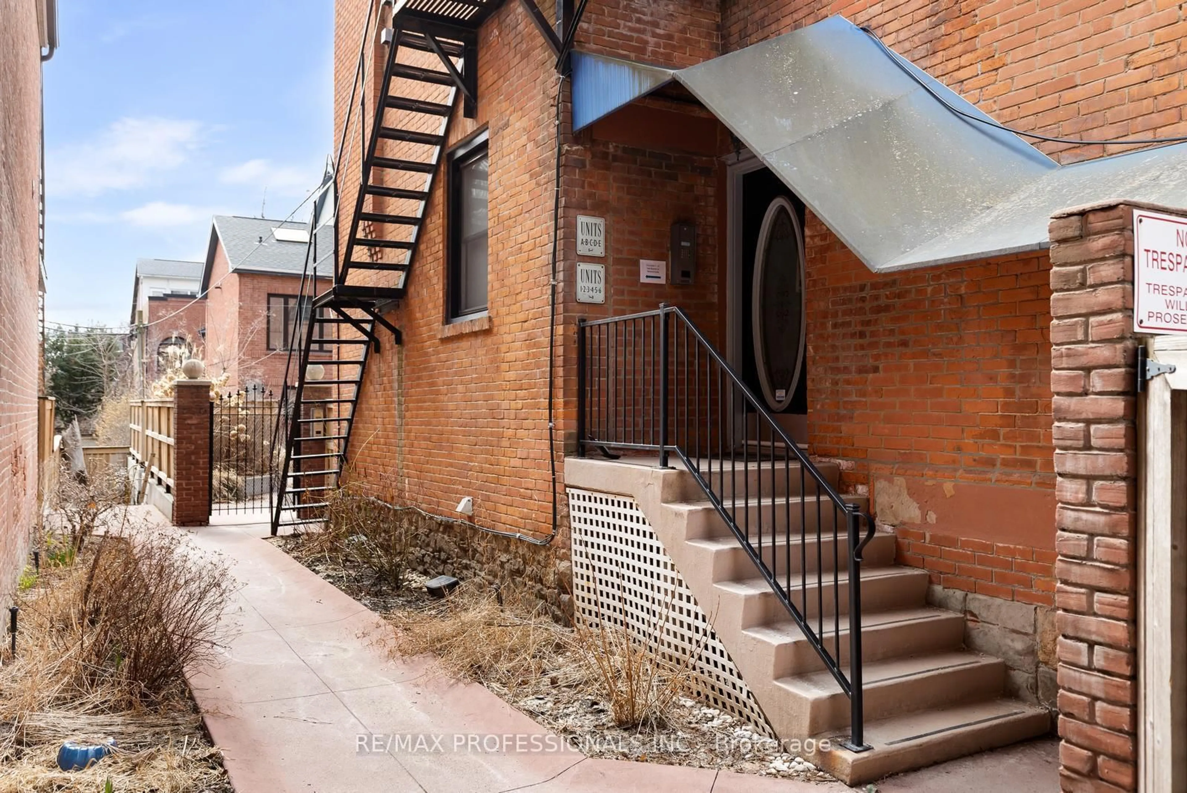 Stairs for 253 Wellesley St #C, Toronto Ontario M4X 1G8