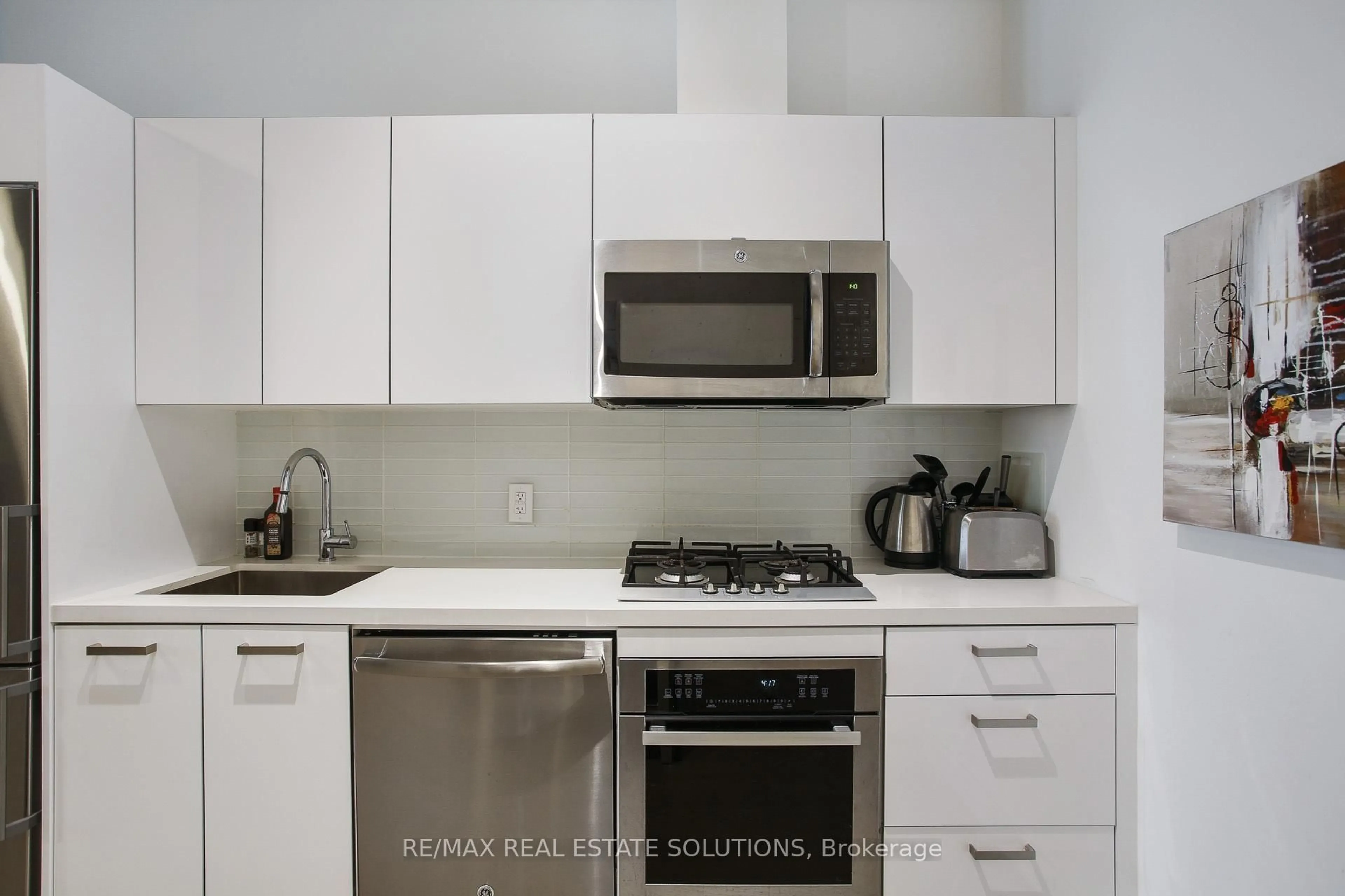 Standard kitchen, unknown for 608 Richmond St #210, Toronto Ontario M5V 0N9