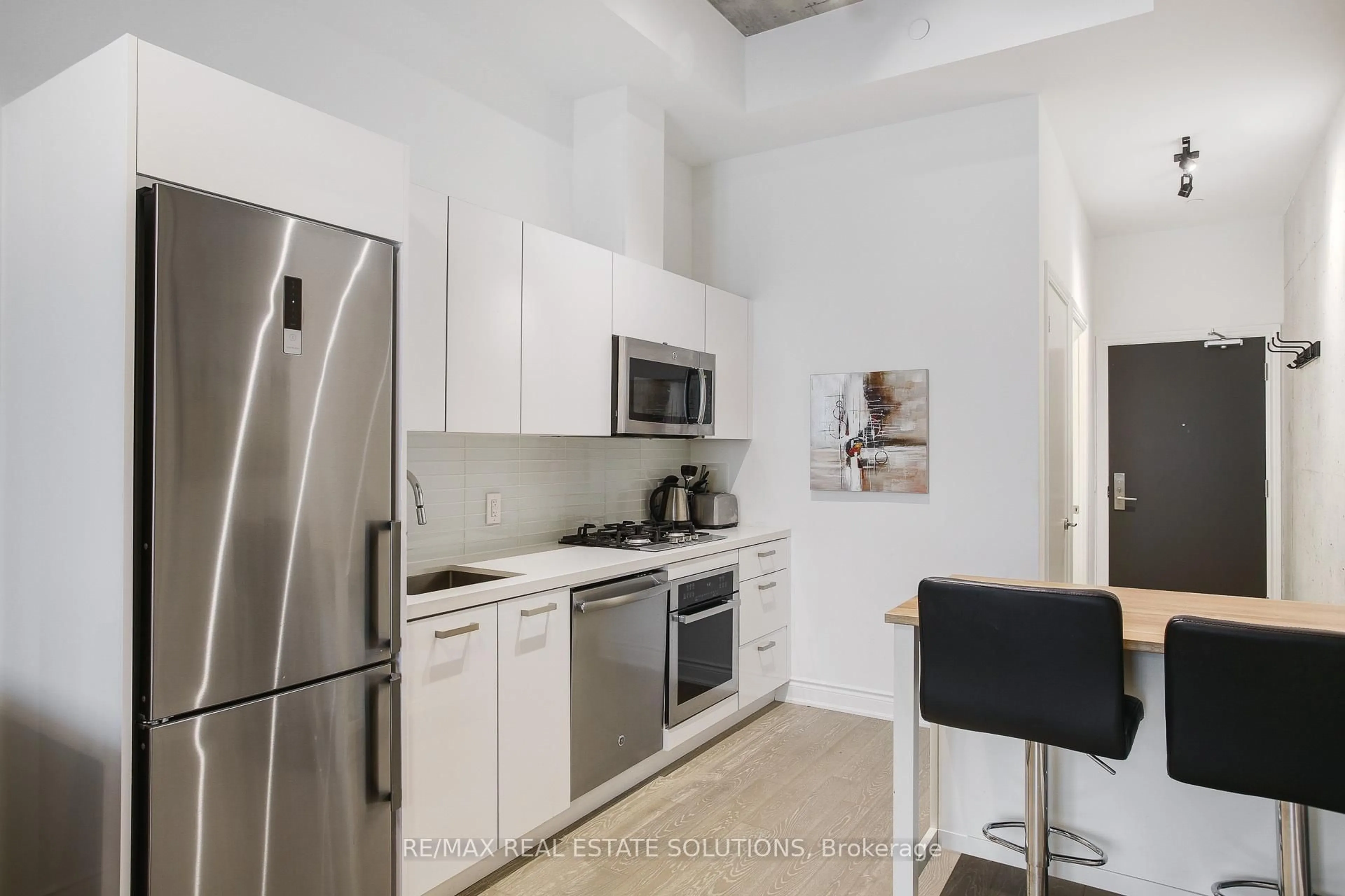 Standard kitchen, unknown for 608 Richmond St #210, Toronto Ontario M5V 0N9