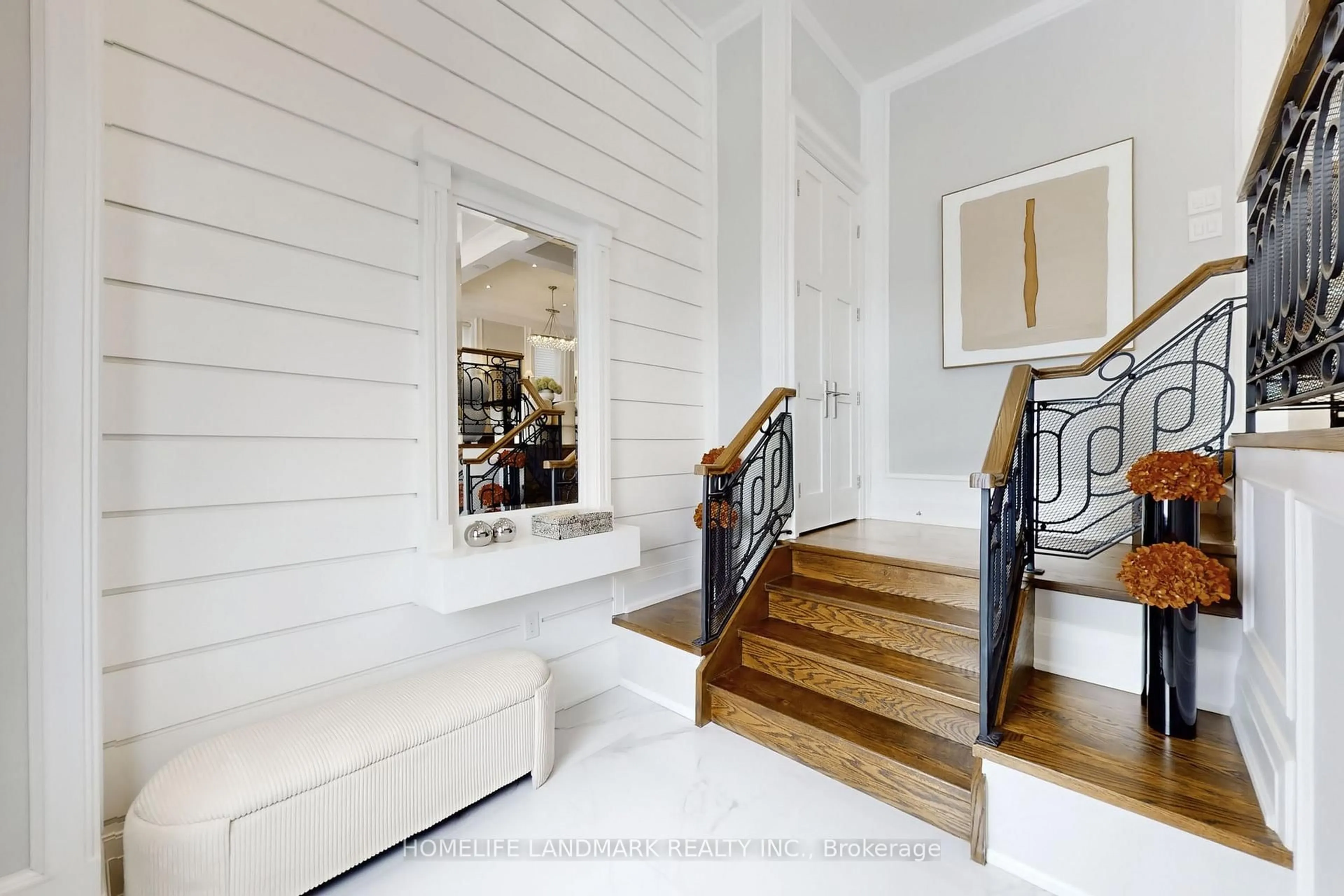 Indoor entryway for 122 Parkview Ave, Toronto Ontario M2N 3Y5