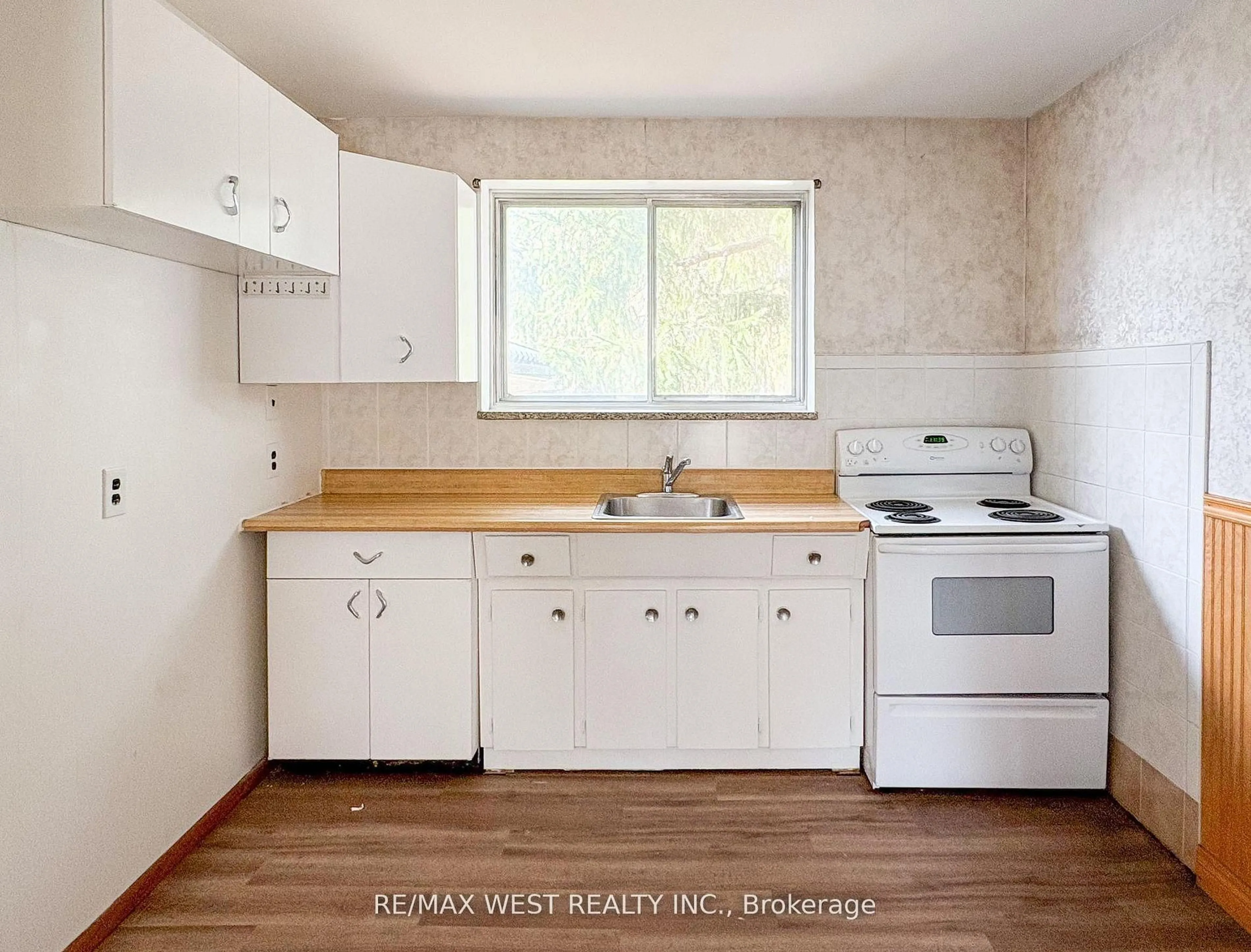 Standard kitchen, wood/laminate floor for 32 Broadleaf Rd, Toronto Ontario M3B 1C2