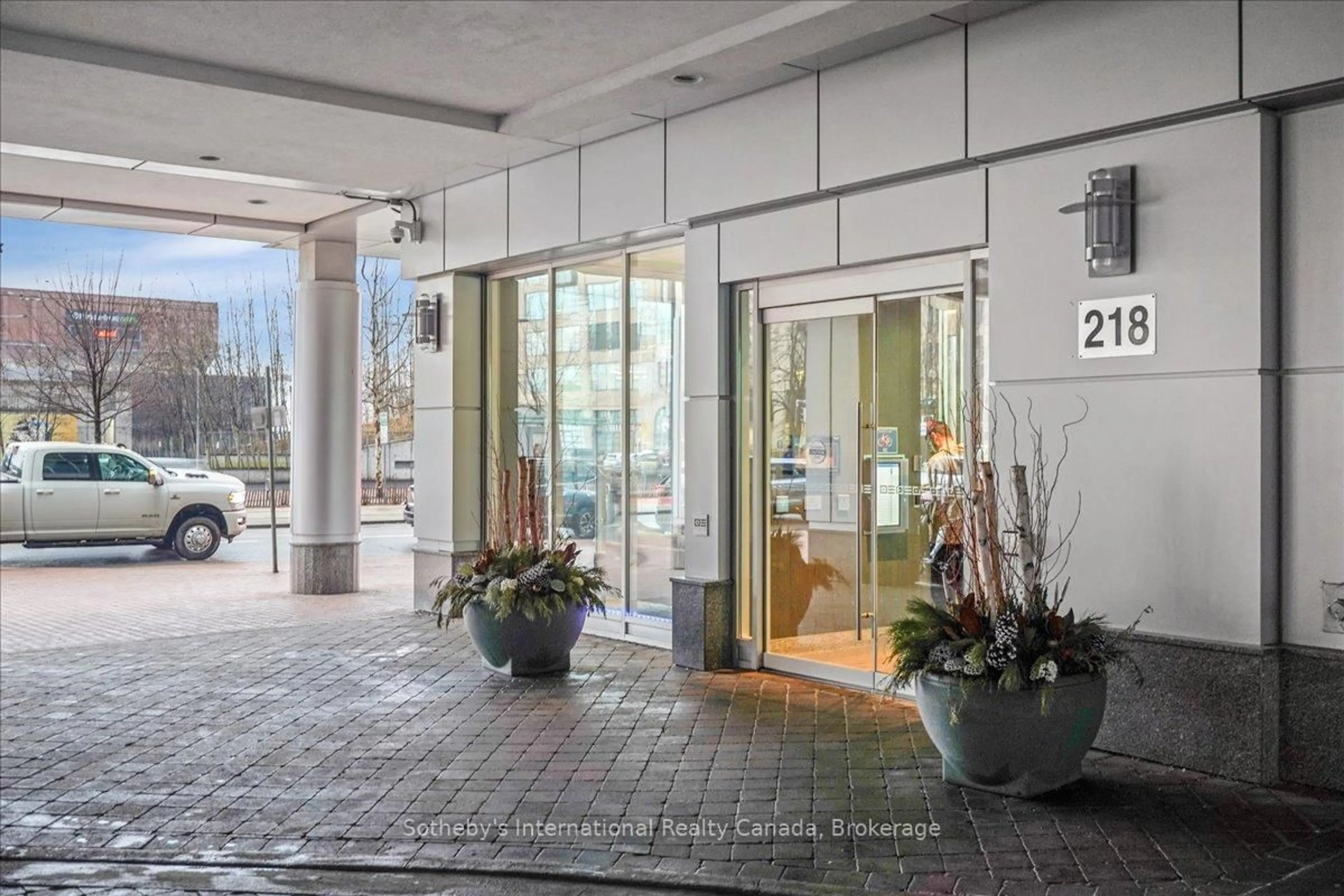 Indoor foyer for 218 Queens Quay #1804, Toronto Ontario M5J 2Y6
