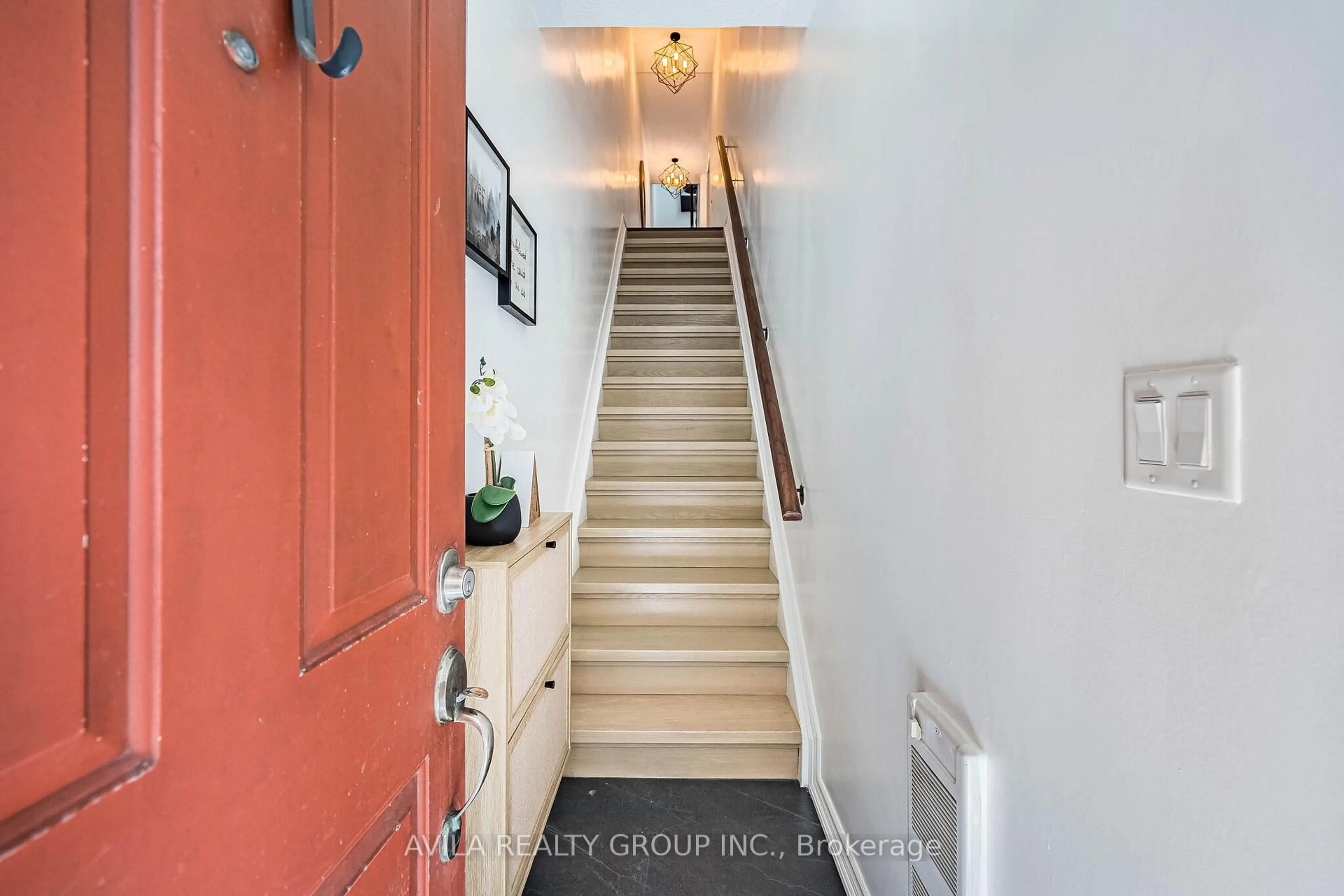 Indoor entryway for 1496 Victoria Park Ave #254, Toronto Ontario M4A 2M6