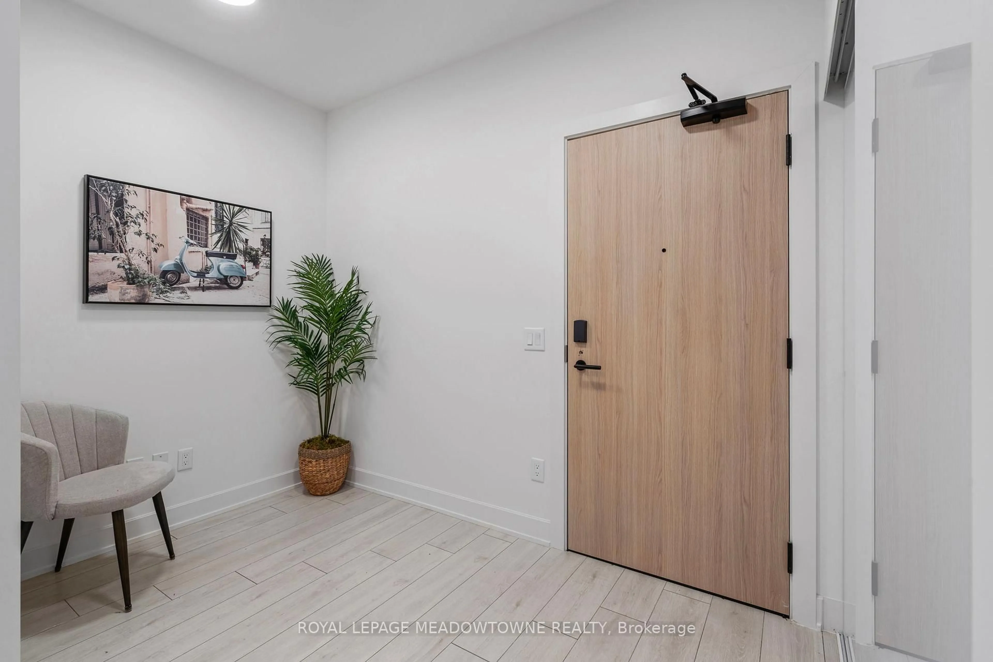 Indoor entryway for 15 Mercer St #813, Toronto Ontario M5V 1H2