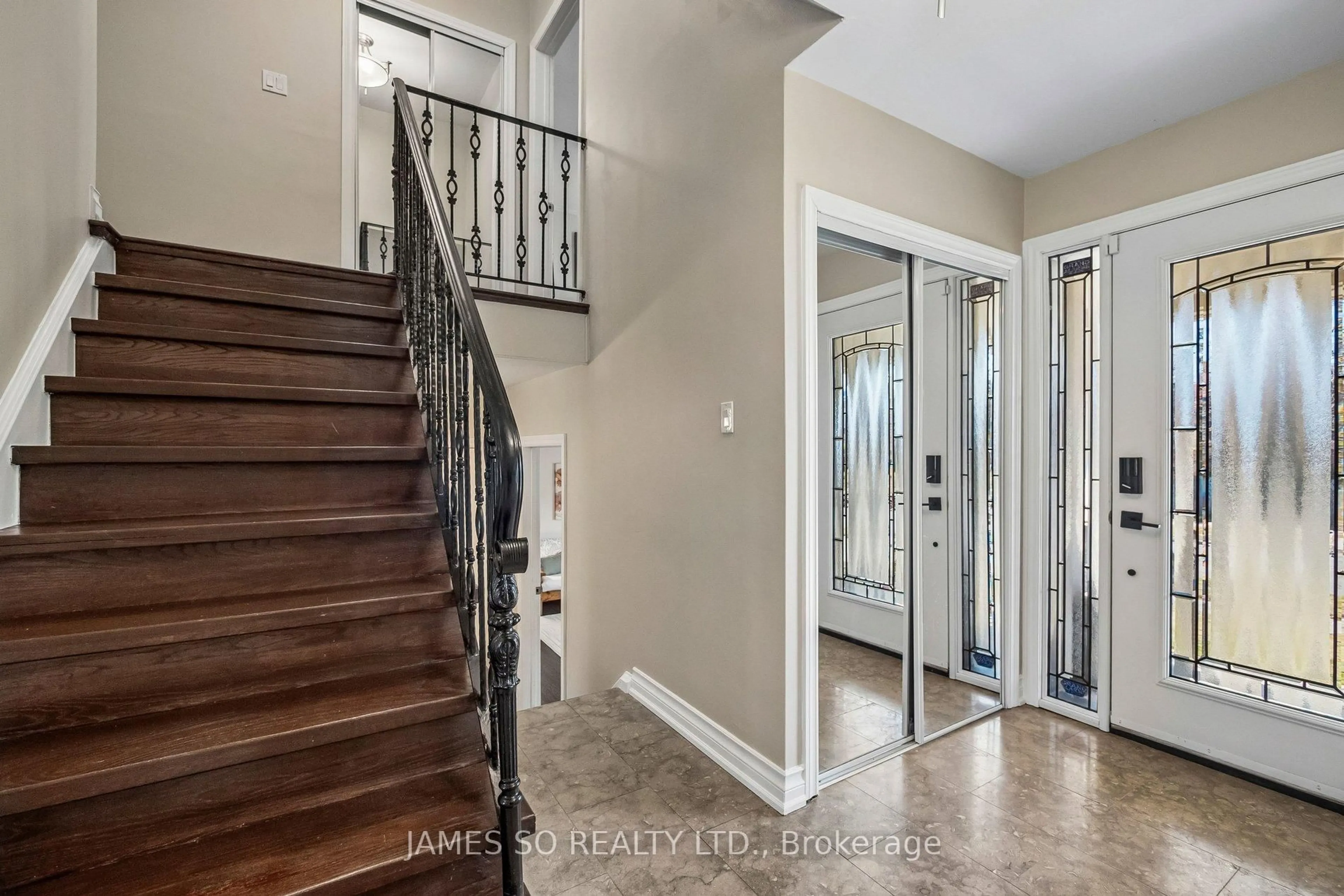 Indoor entryway for 129 Bannatyne Dr, Toronto Ontario M2L 2P5