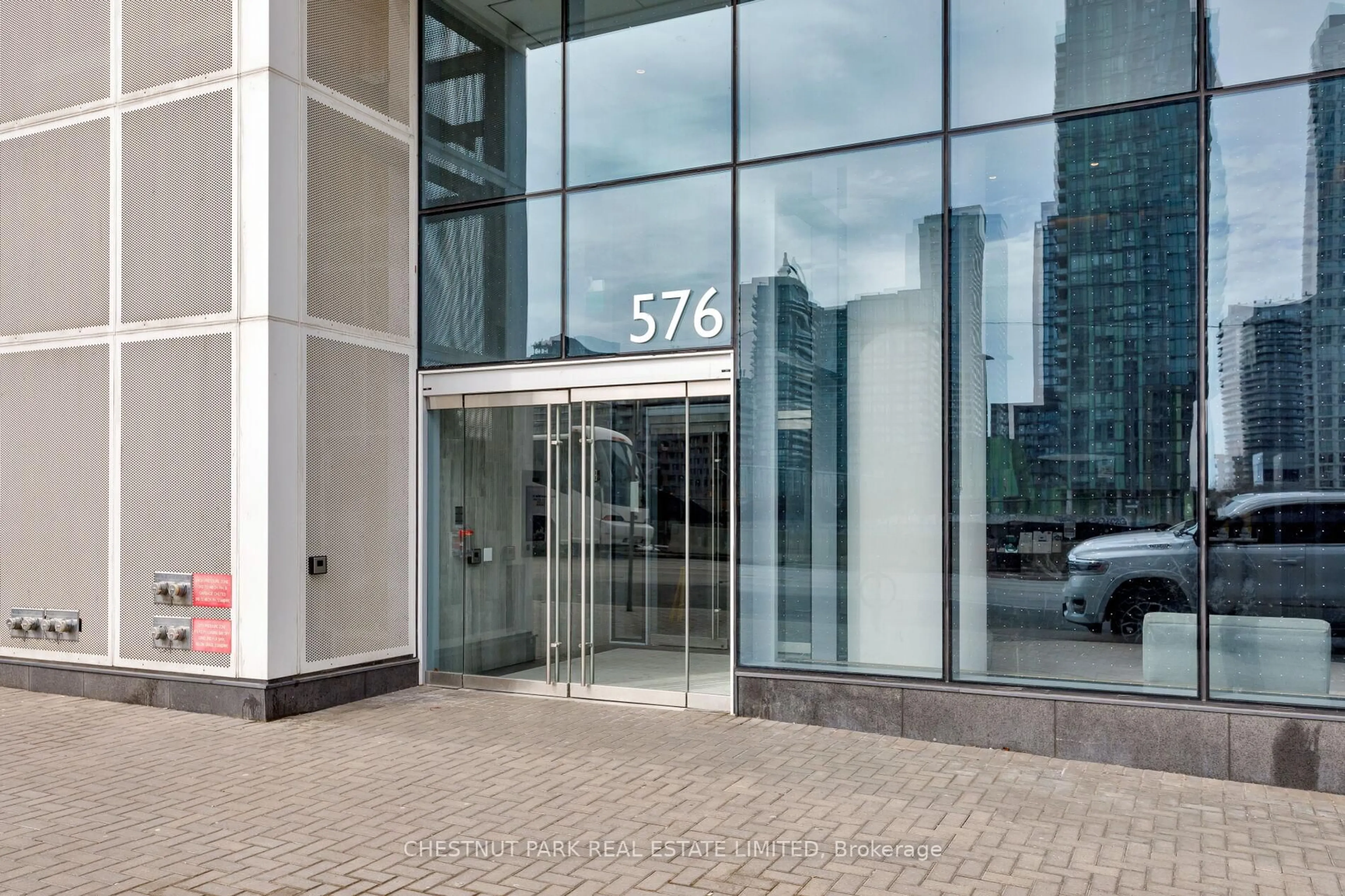 Indoor foyer for 576 Front St #721E, Toronto Ontario M5V 1C1
