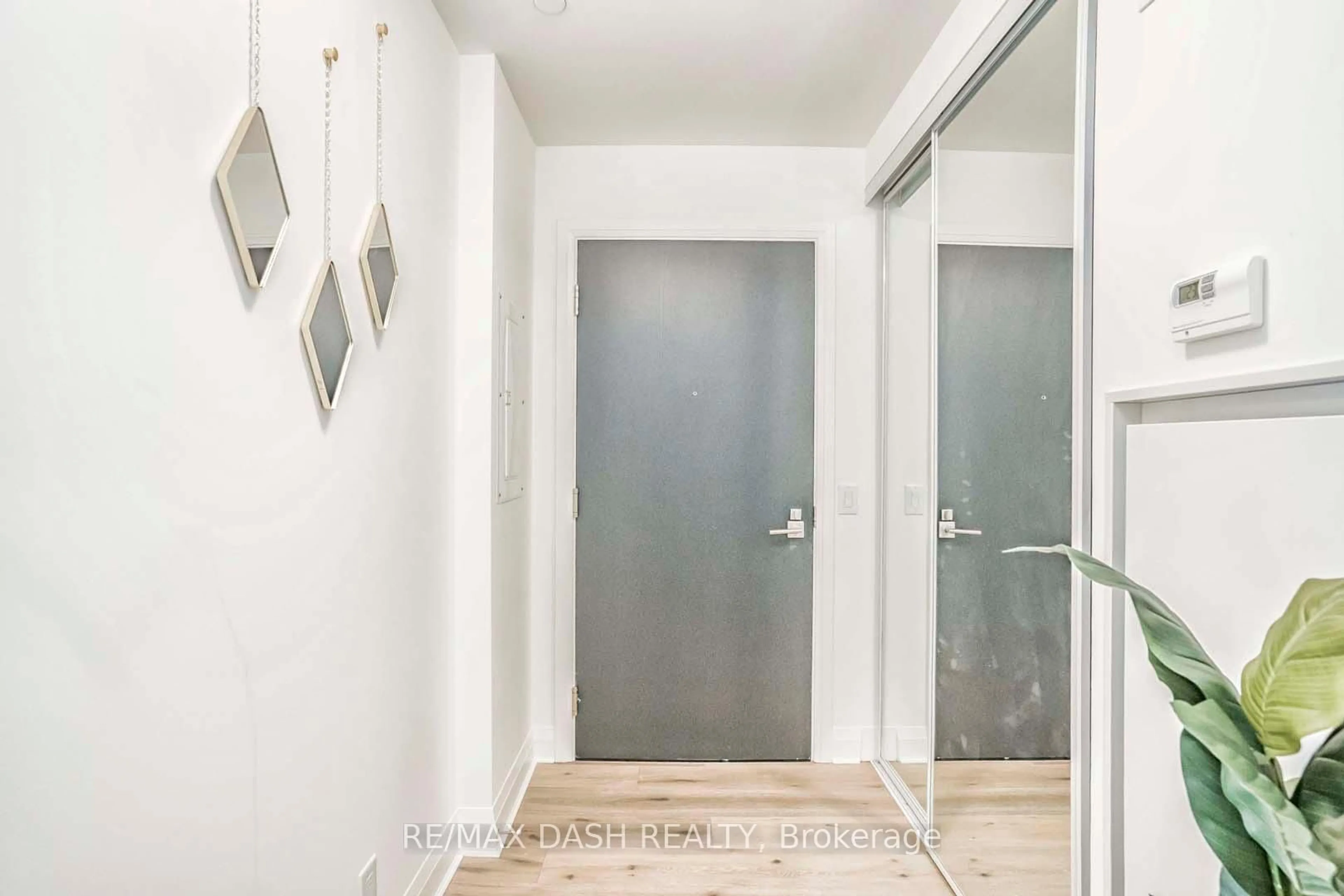 Indoor foyer for 151 Avenue Rd #205, Toronto Ontario M5R 2H7