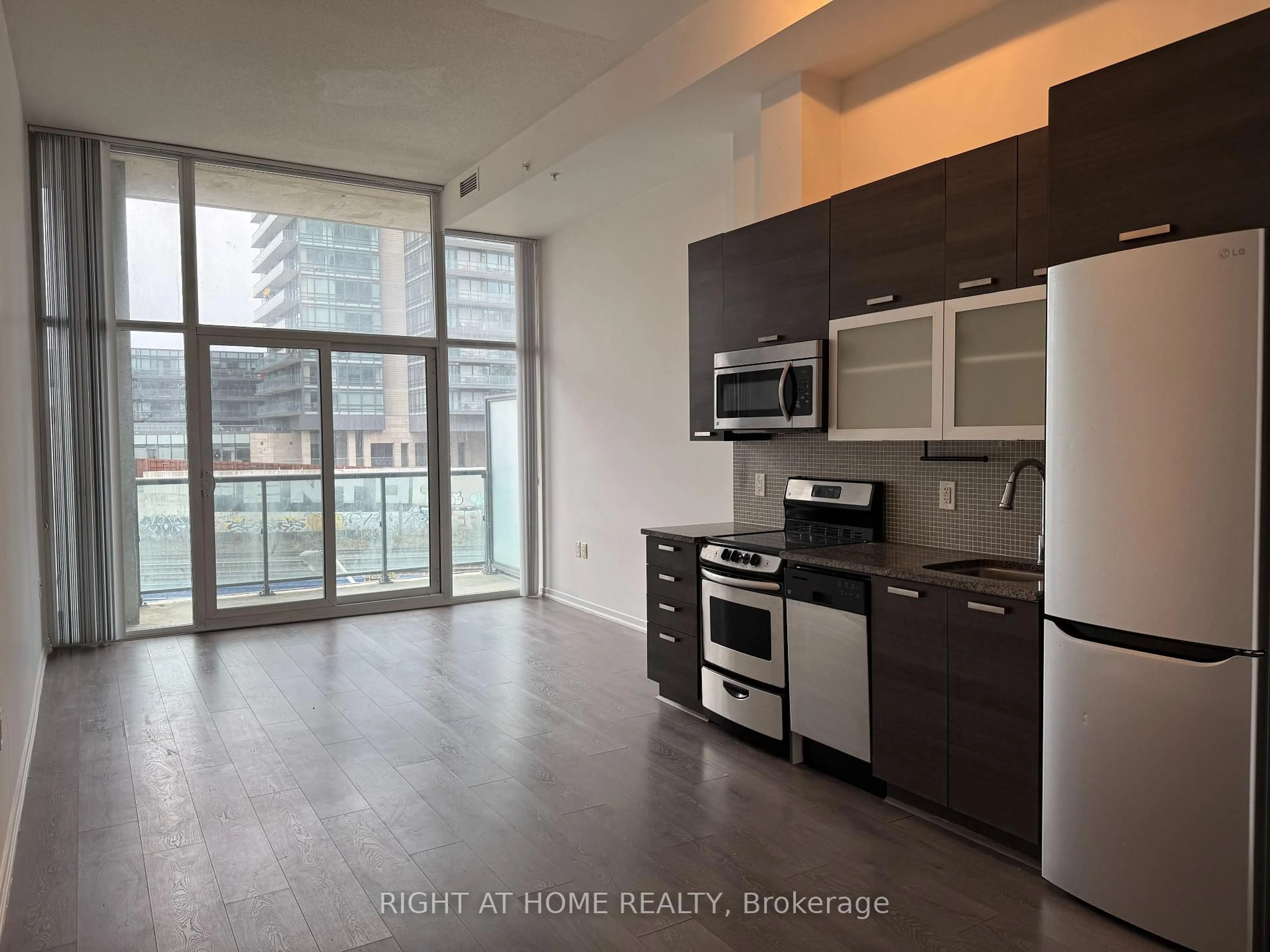 Unknown for 36 Lisgar St #321, Toronto Ontario M6J 0B1