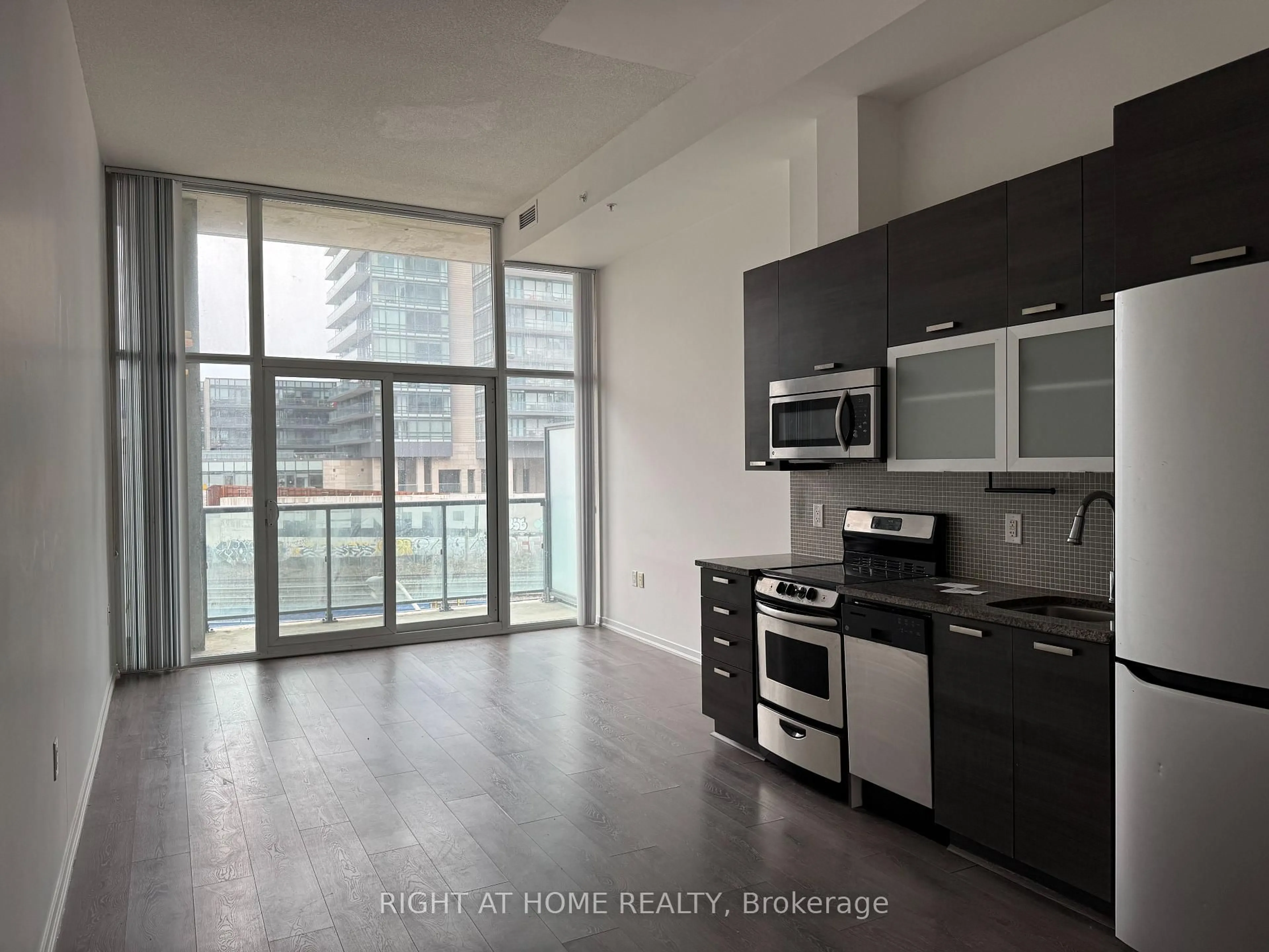 Unknown for 36 Lisgar St #321, Toronto Ontario M6J 0B1