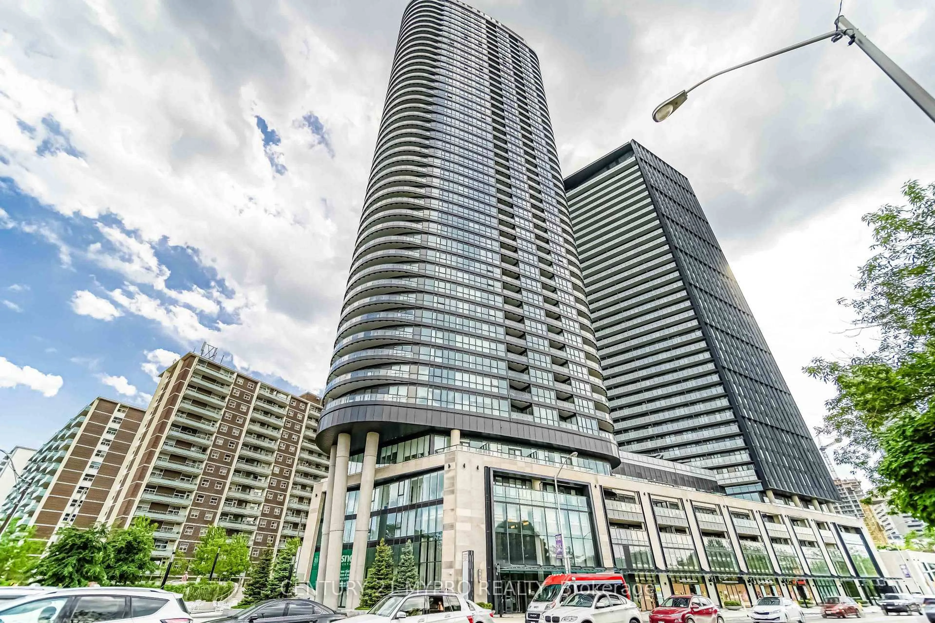 Indoor foyer for 585 Bloor St #1621, Toronto Ontario M4W 0B3