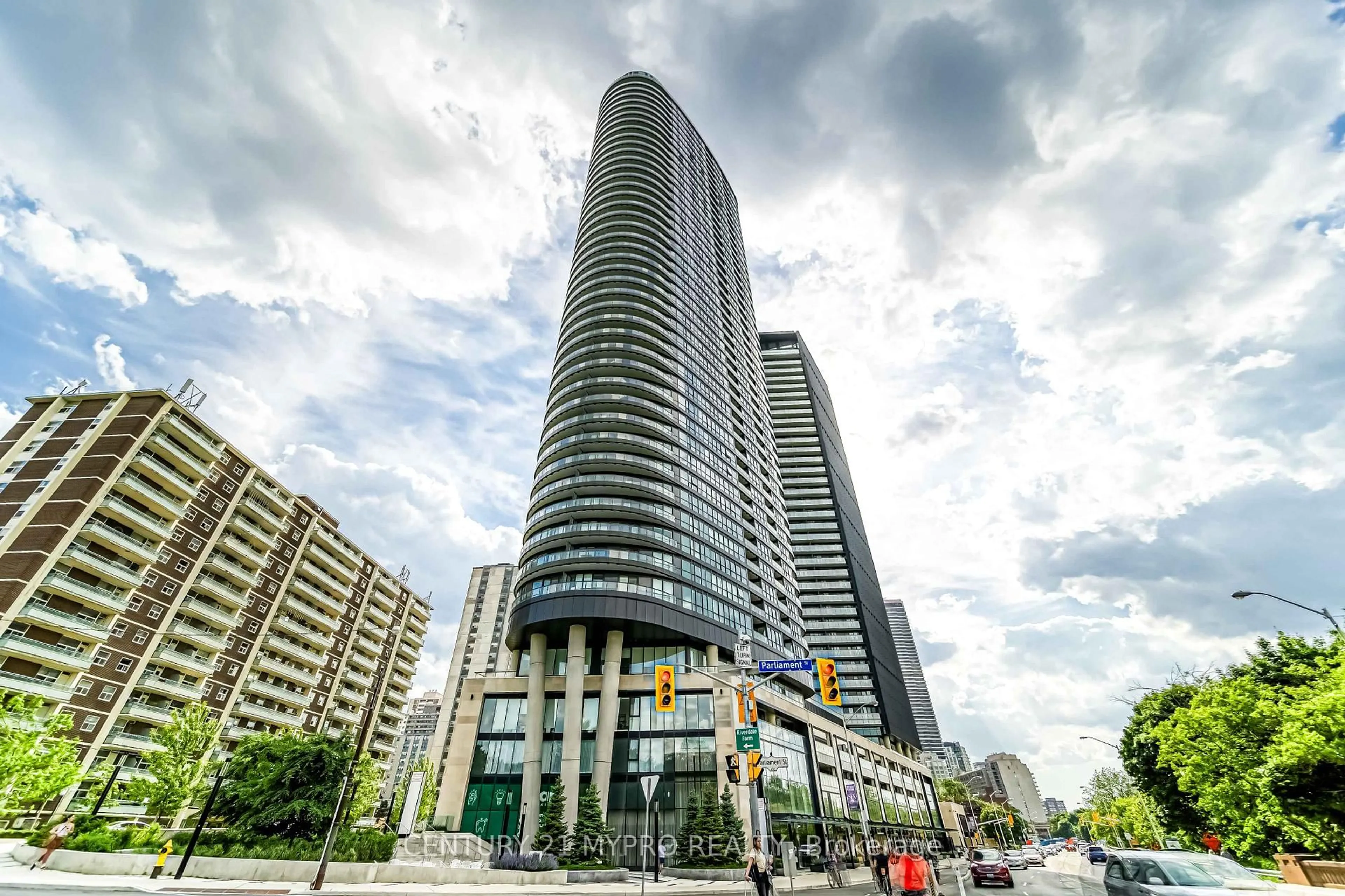 Indoor foyer for 585 Bloor St #1621, Toronto Ontario M4W 0B3