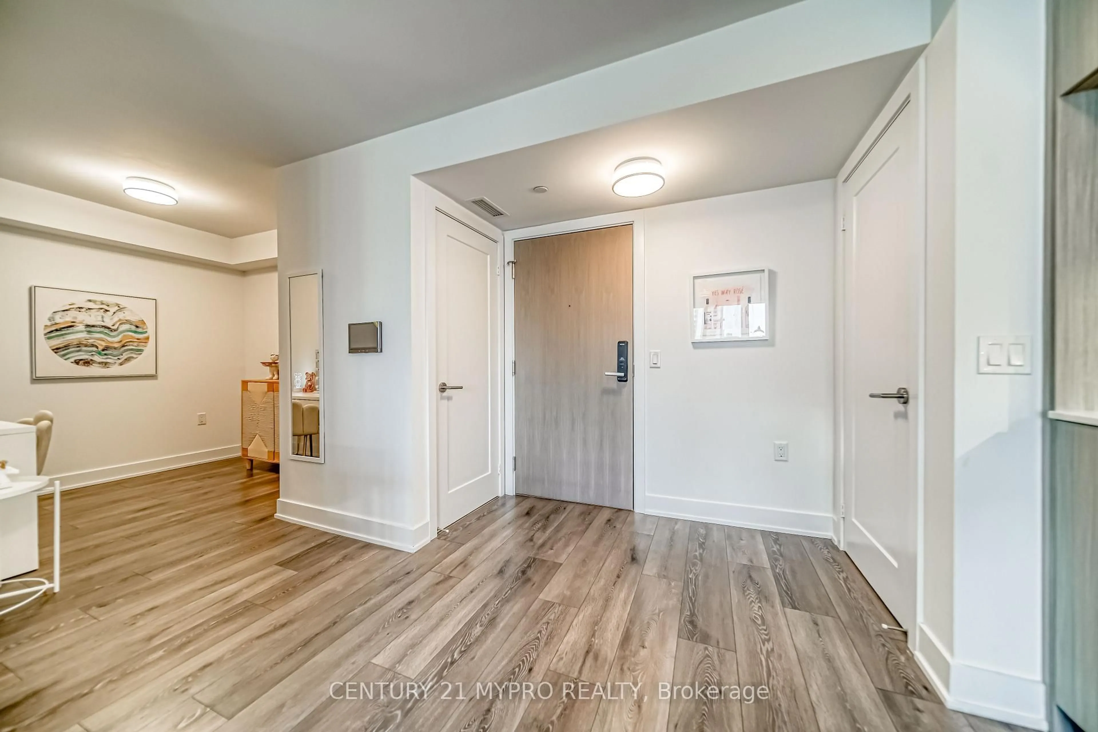 Indoor entryway for 585 Bloor St #1621, Toronto Ontario M4W 0B3
