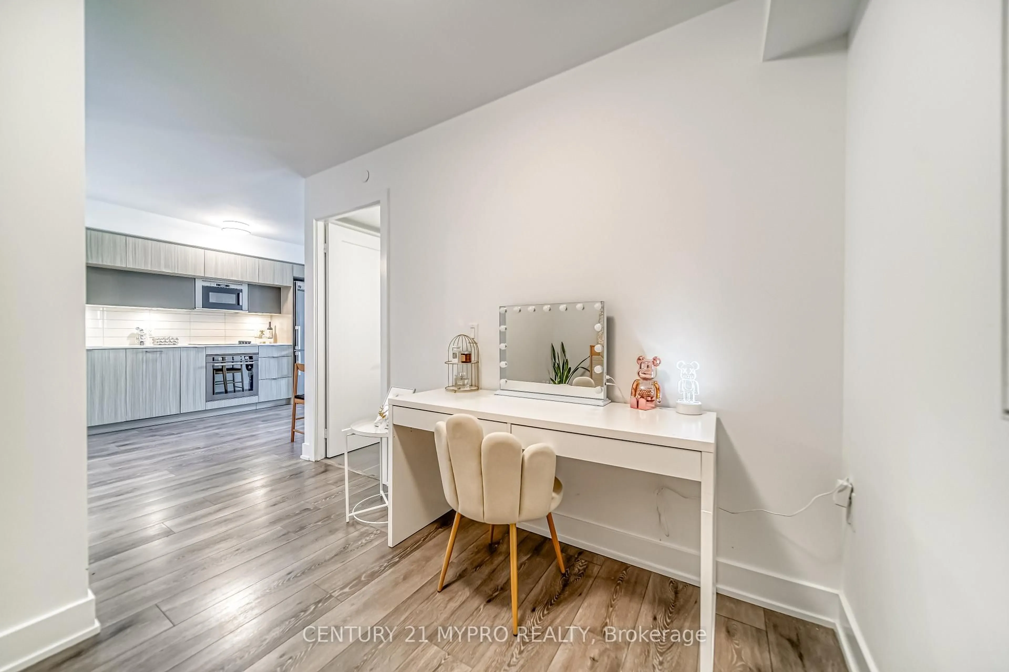 A pic of a room for 585 Bloor St #1621, Toronto Ontario M4W 0B3