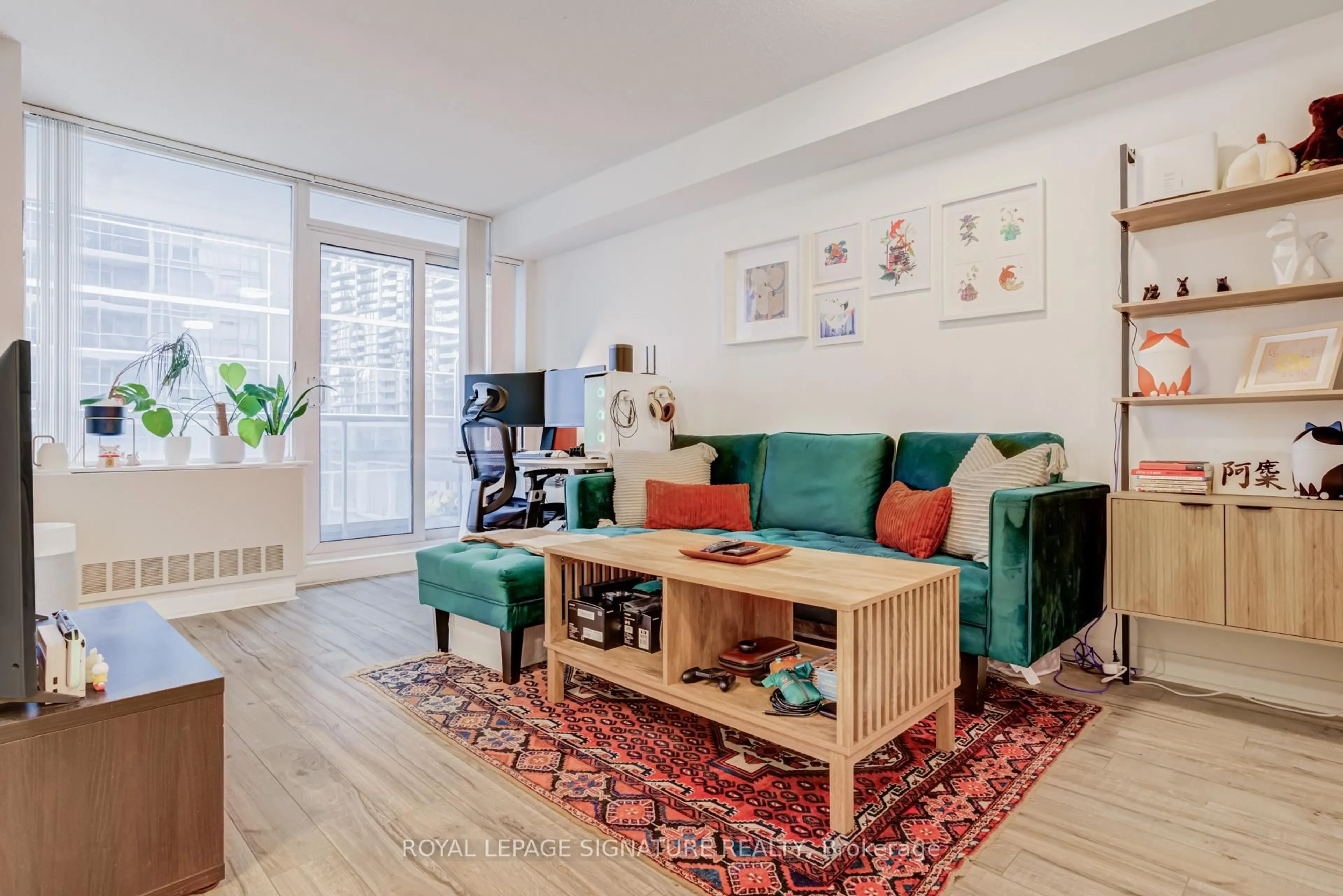 Living room with furniture, unknown for 4978 Yonge St #1011, Toronto Ontario M2N 7G8