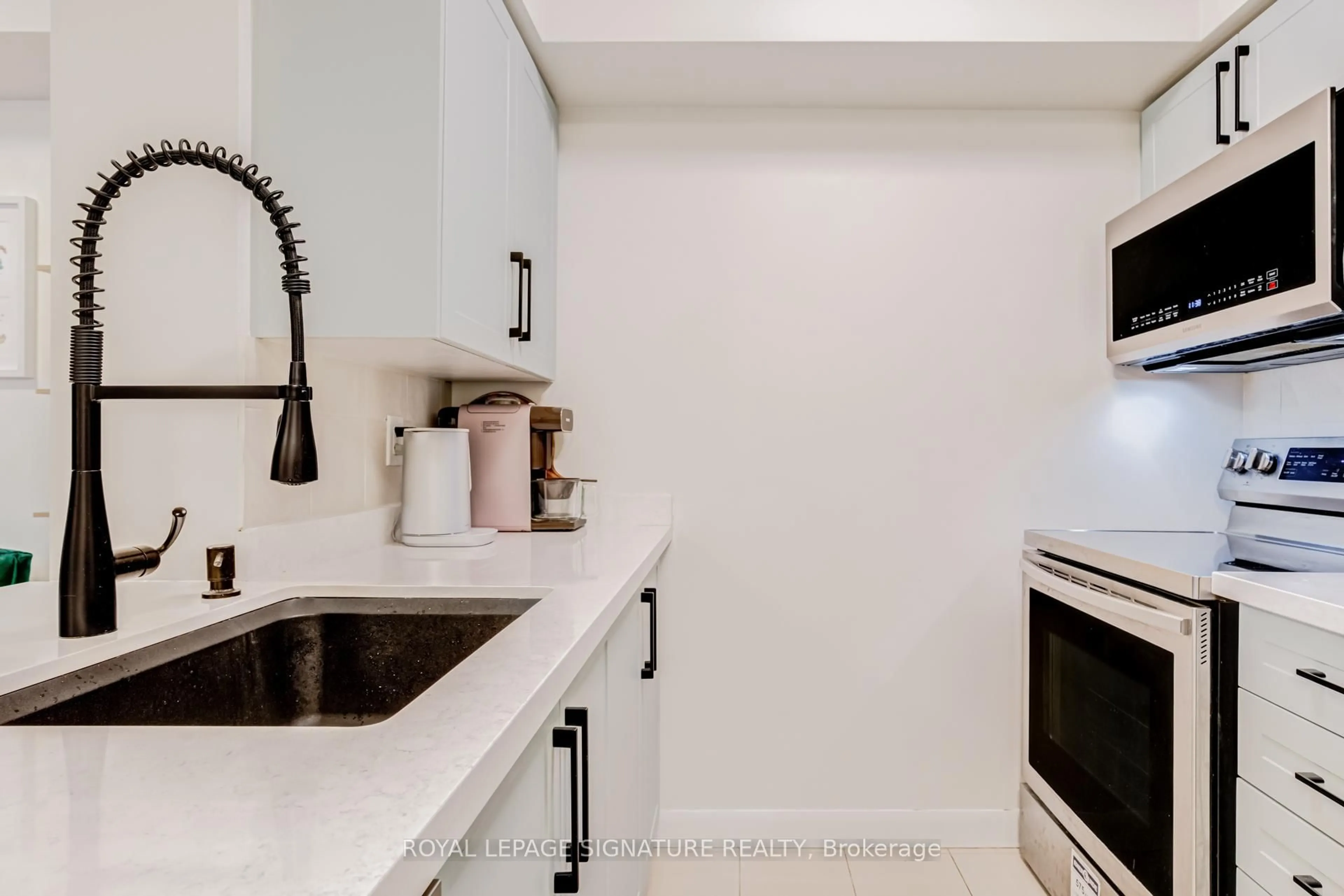 Standard kitchen, ceramic/tile floor for 4978 Yonge St #1011, Toronto Ontario M2N 7G8