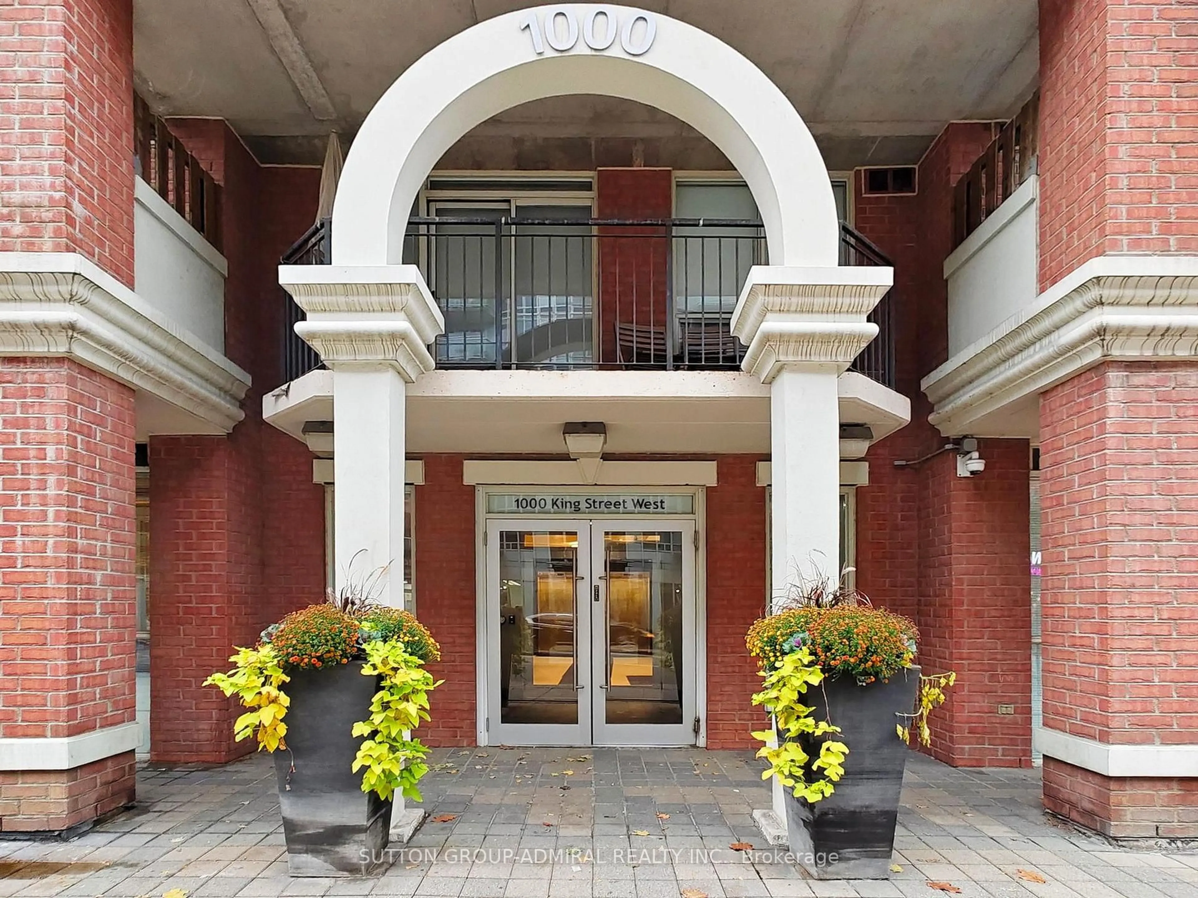 Indoor foyer for 1000 King St #321, Toronto Ontario M6K 3N1