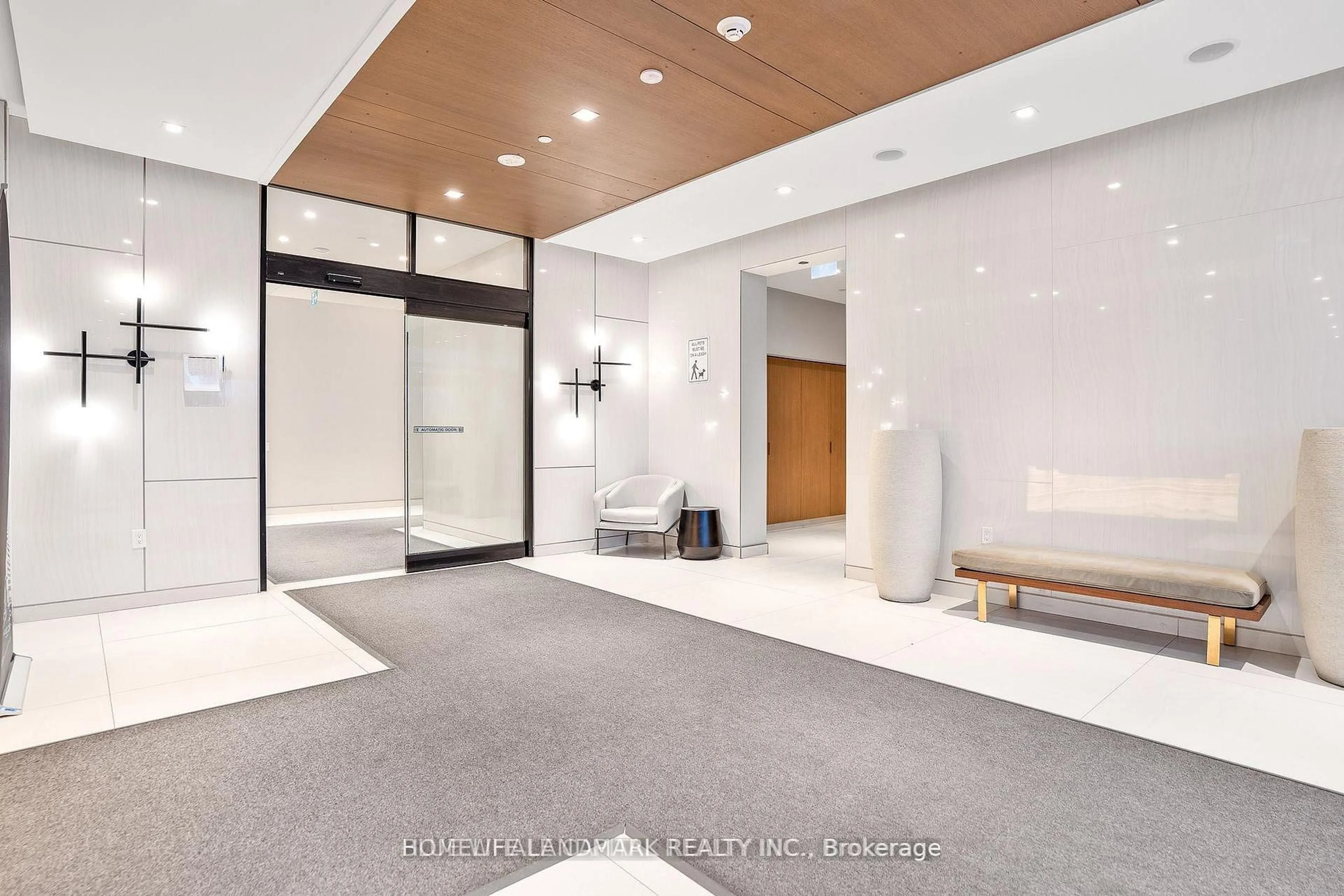 Indoor foyer for 7 Golden Lion Hts #N632, Toronto Ontario M2M 0C1