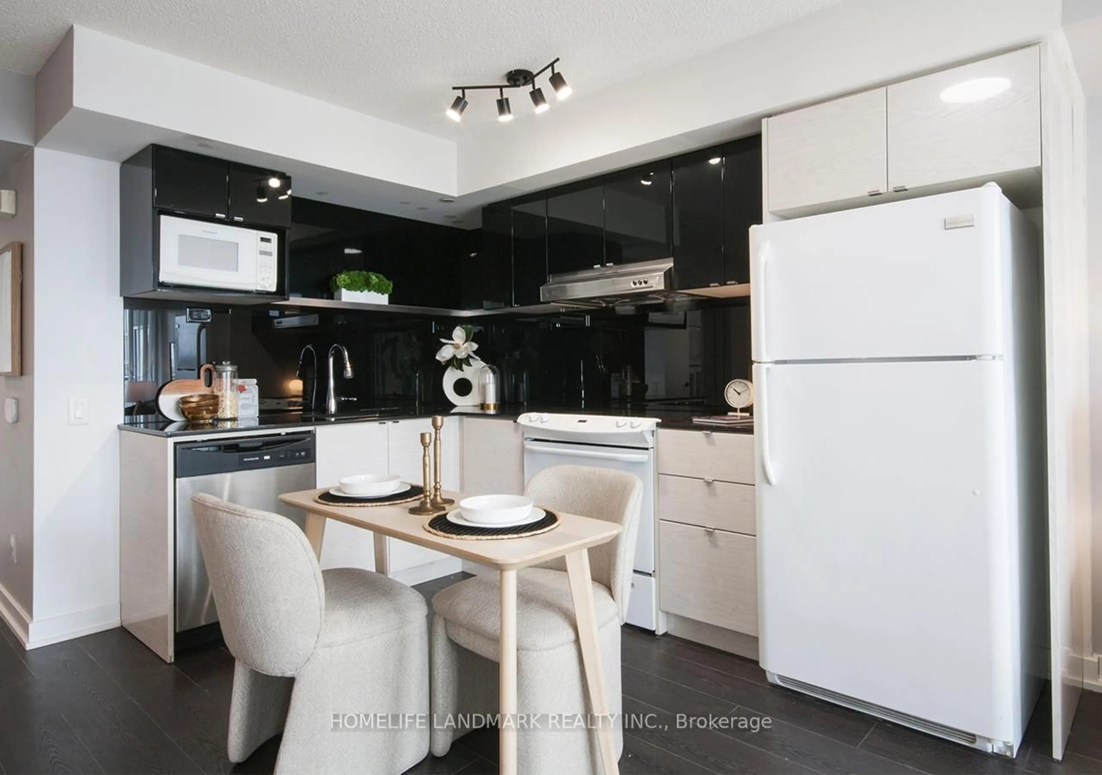 Contemporary kitchen, unknown for 72 Esther Shiner Blvd #1902, Toronto Ontario M2K 0C4