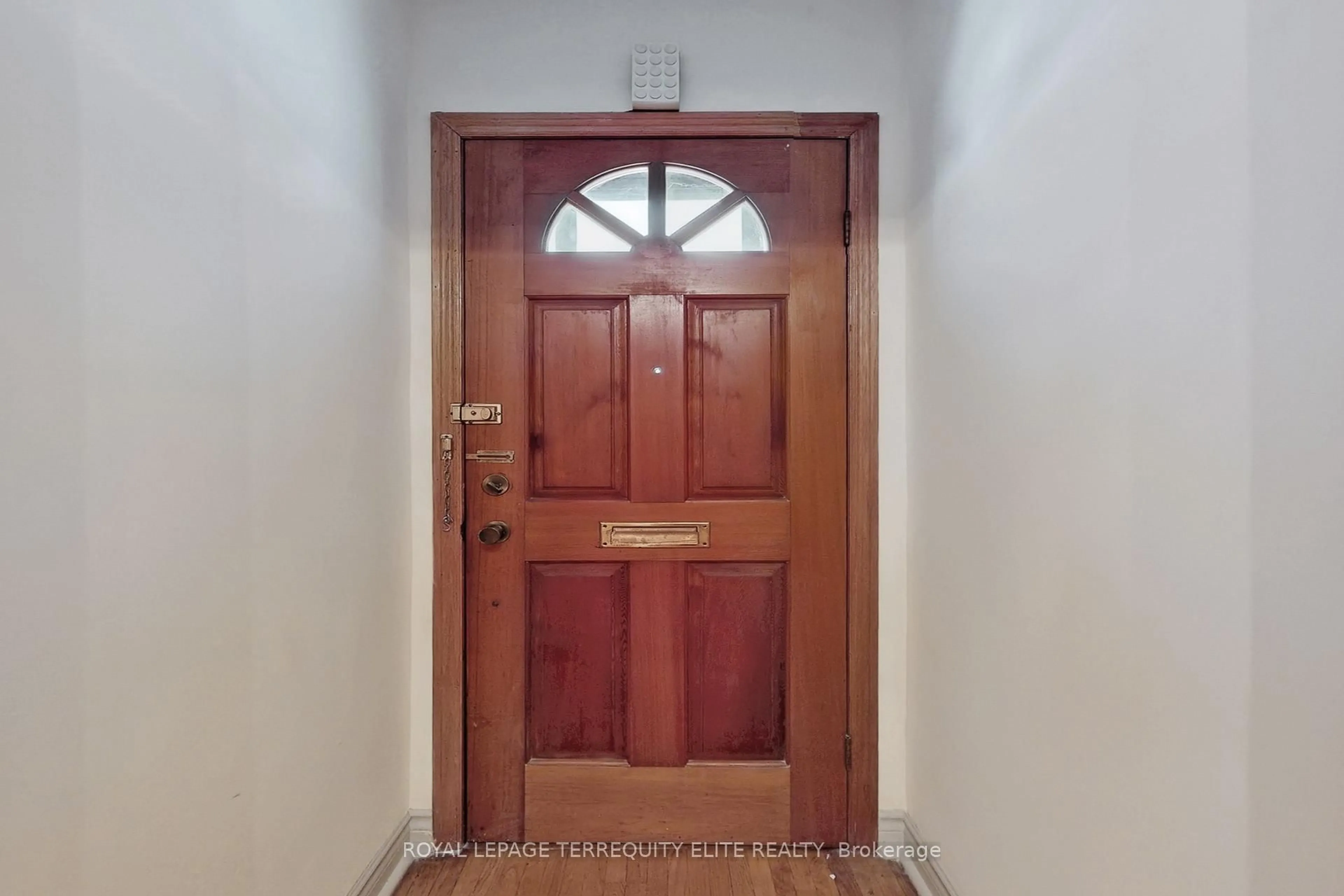 Indoor entryway for 60 Ulster St, Toronto Ontario M5S 1E5