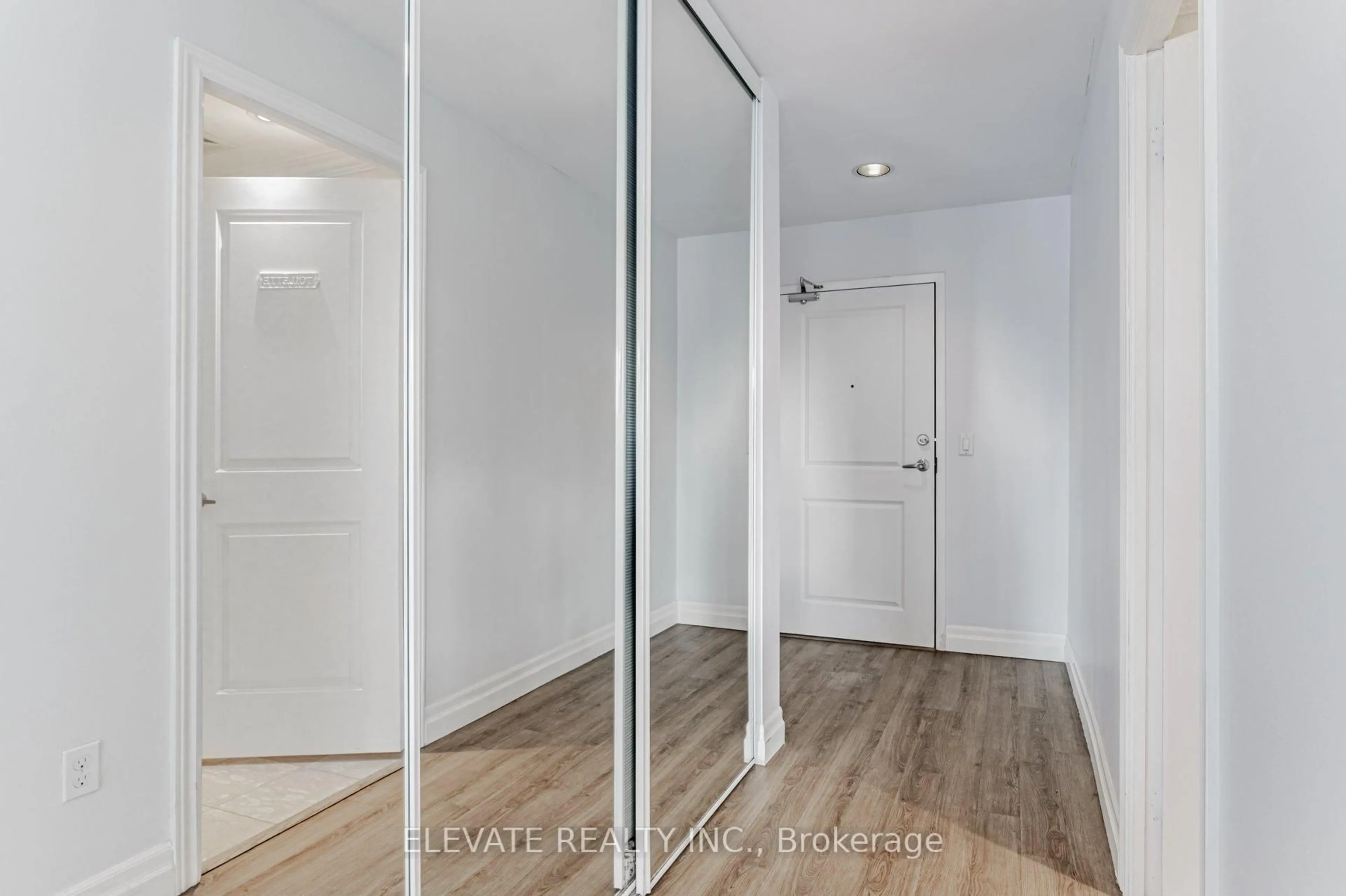 Indoor entryway for 15 Stafford St #LPH5, Toronto Ontario M5V 3X6