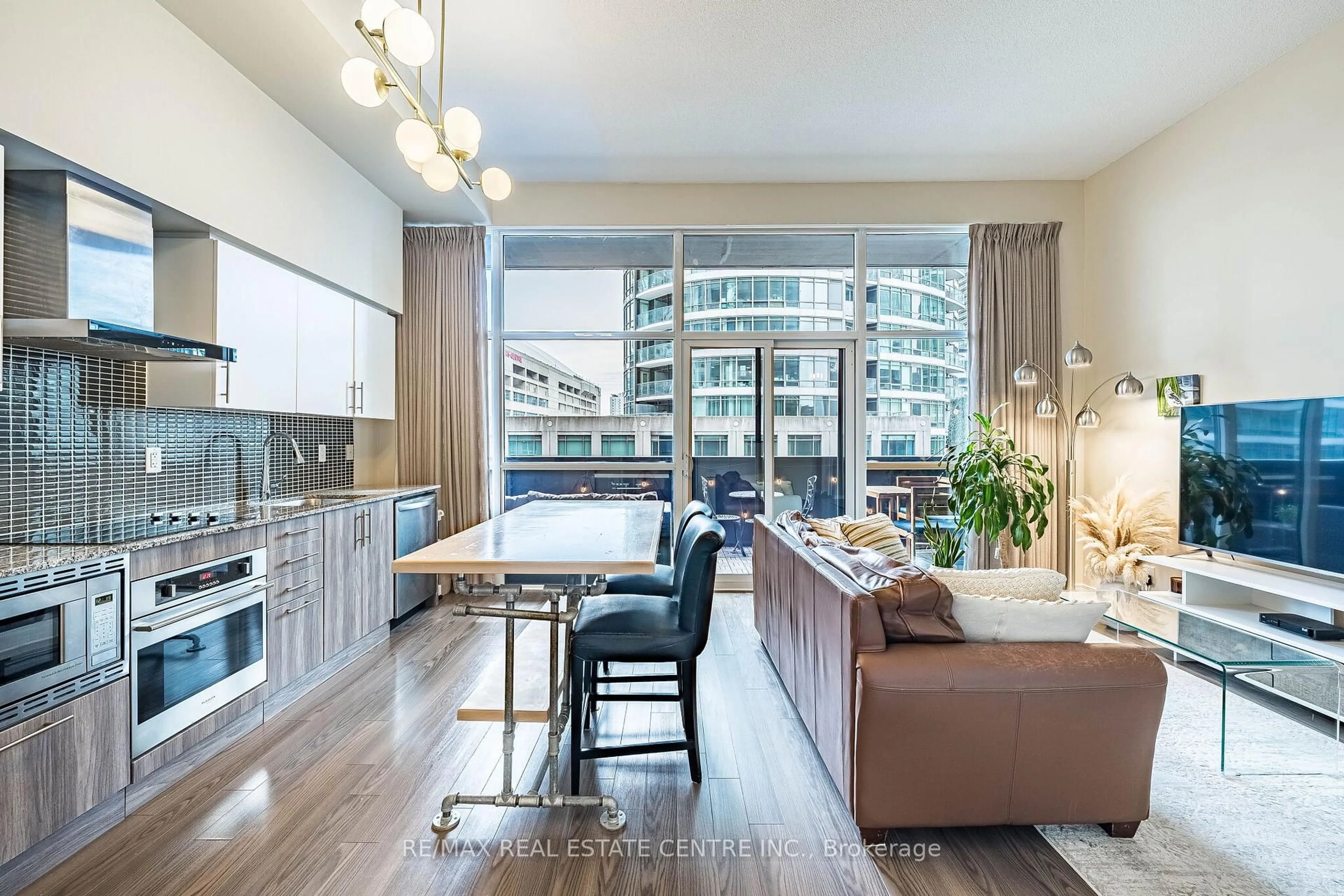 Open concept kitchen, wood/laminate floor for 352 Front St #204, Toronto Ontario M5V 0K3