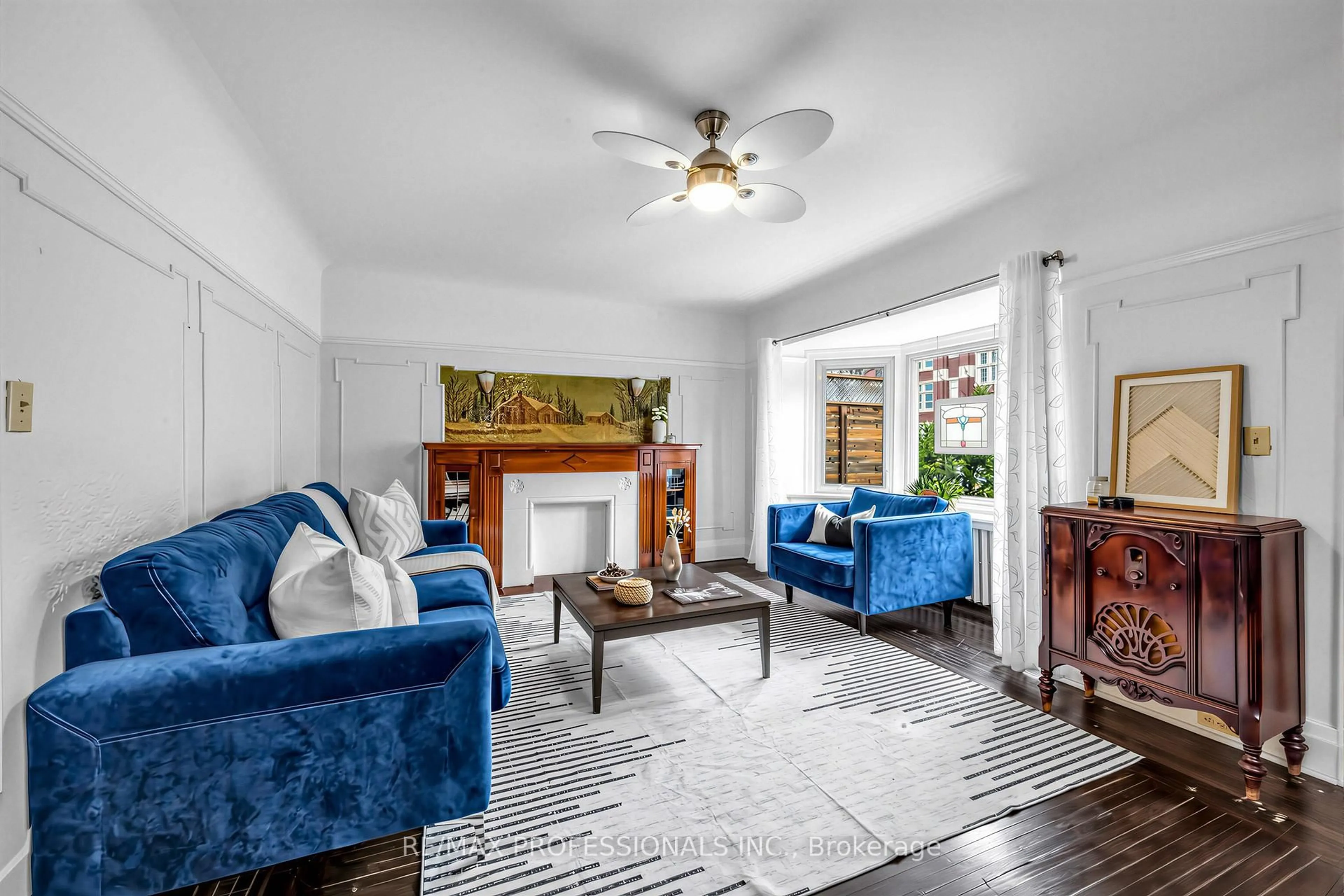 Living room with furniture, unknown for 358 Roxton Rd, Toronto Ontario M6G 3R2