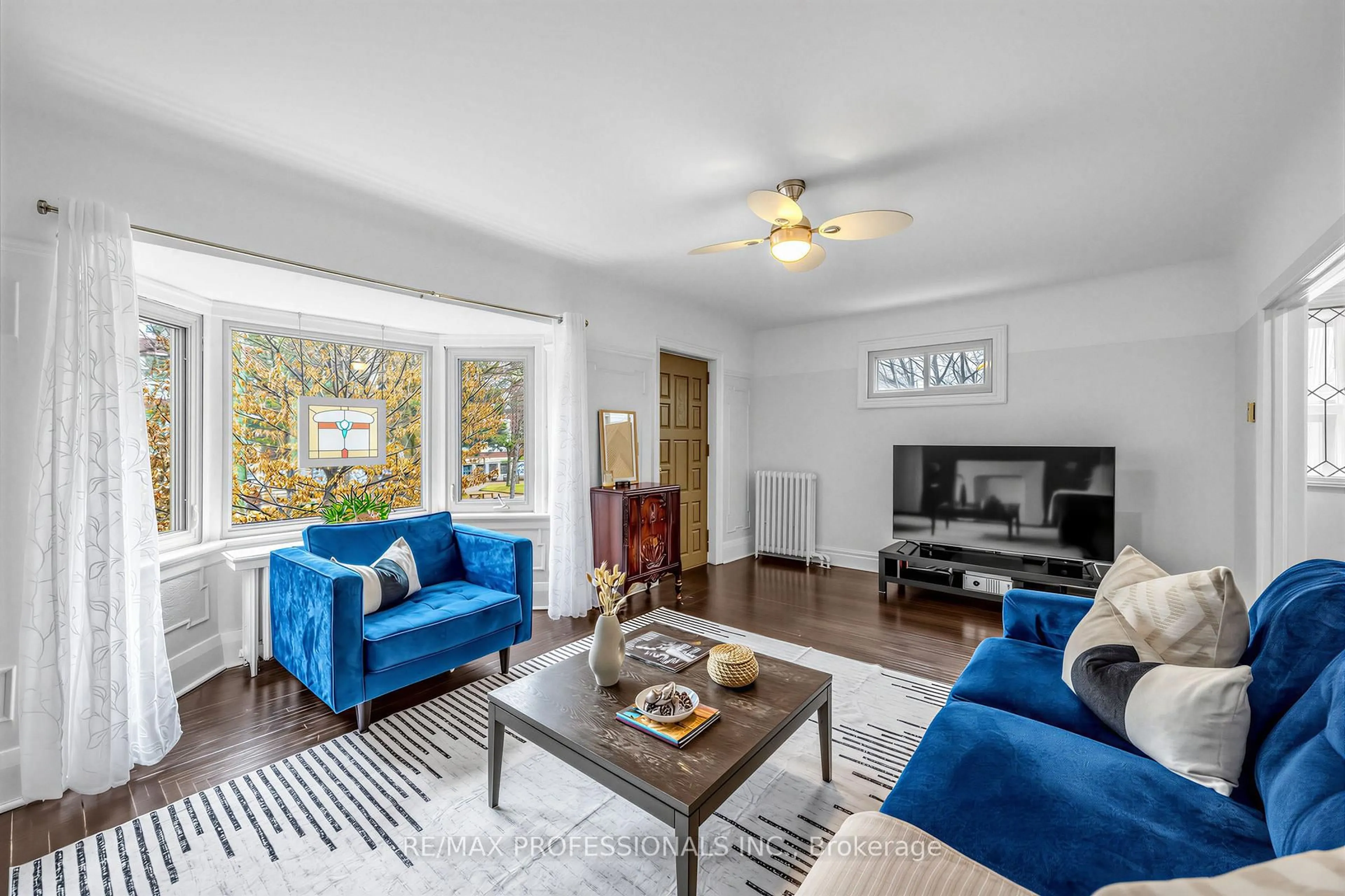 Living room with furniture, unknown for 358 Roxton Rd, Toronto Ontario M6G 3R2