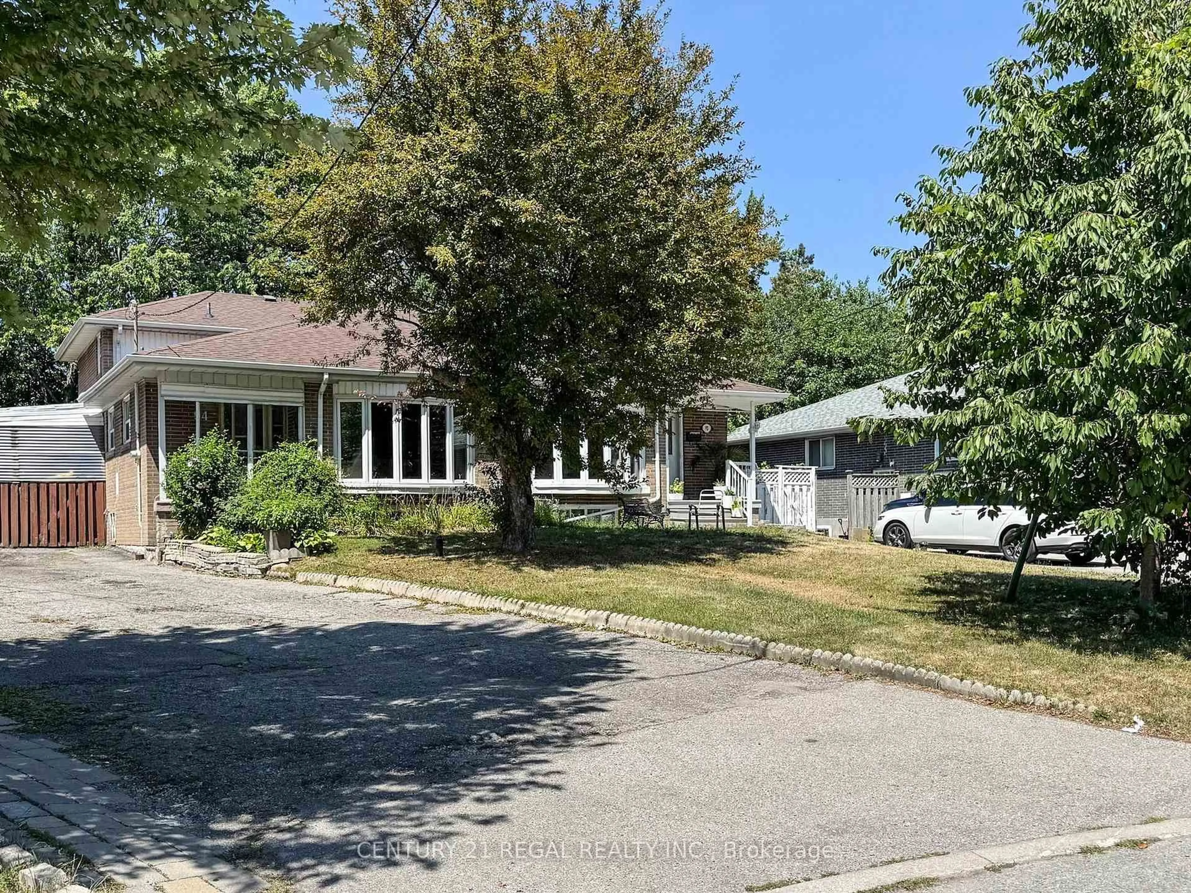 A pic from outside/outdoor area/front of a property/back of a property/a pic from drone, street for 94 Billington Cres, Toronto Ontario M3A 2G6